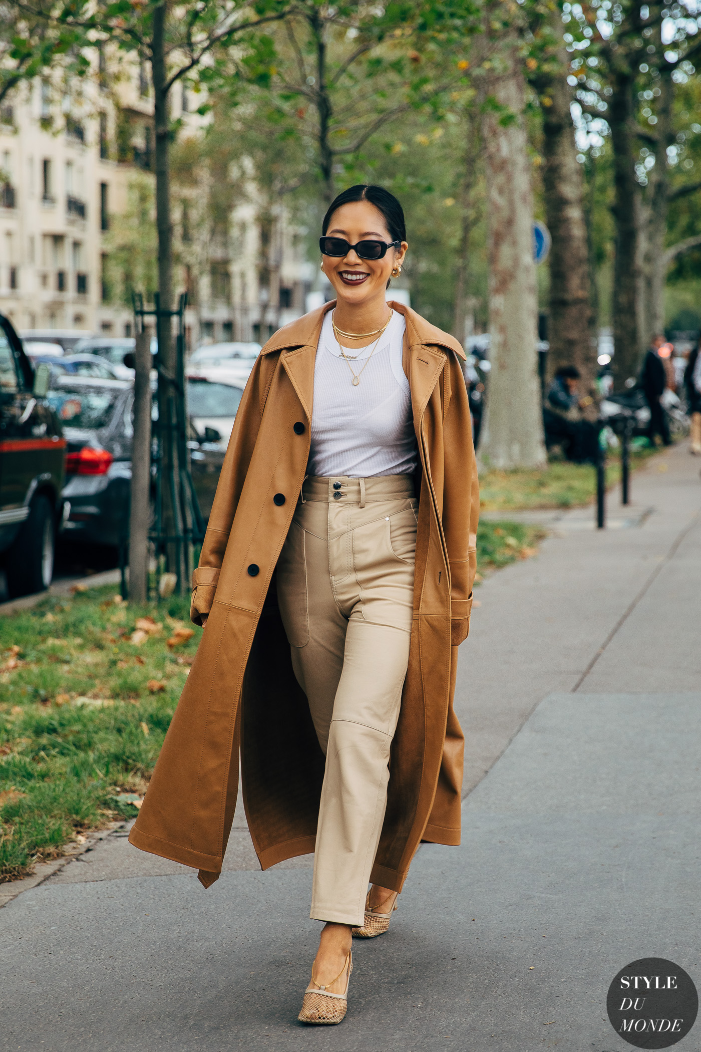 Aimee Song phoi ao crop top, quần ống rộng và trench coat