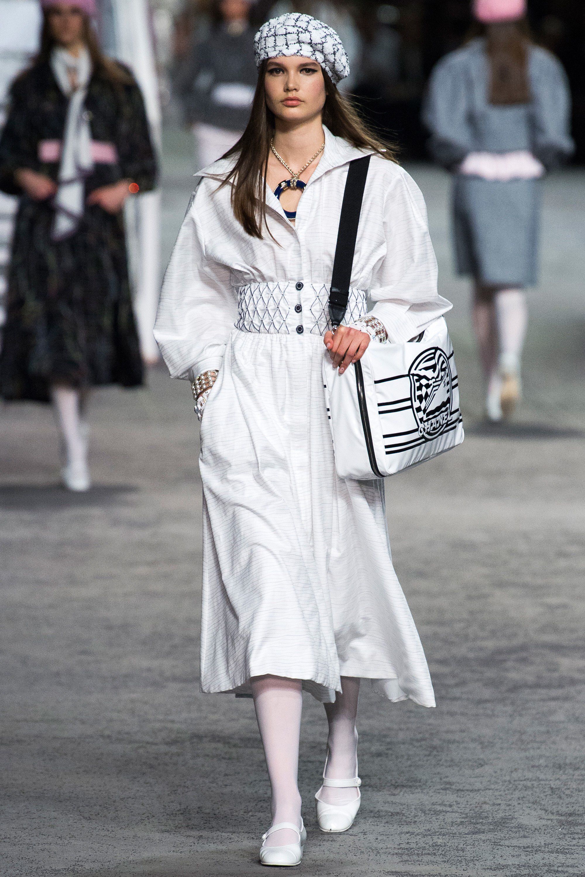 mũ beret trong bst chanel cruise 2019