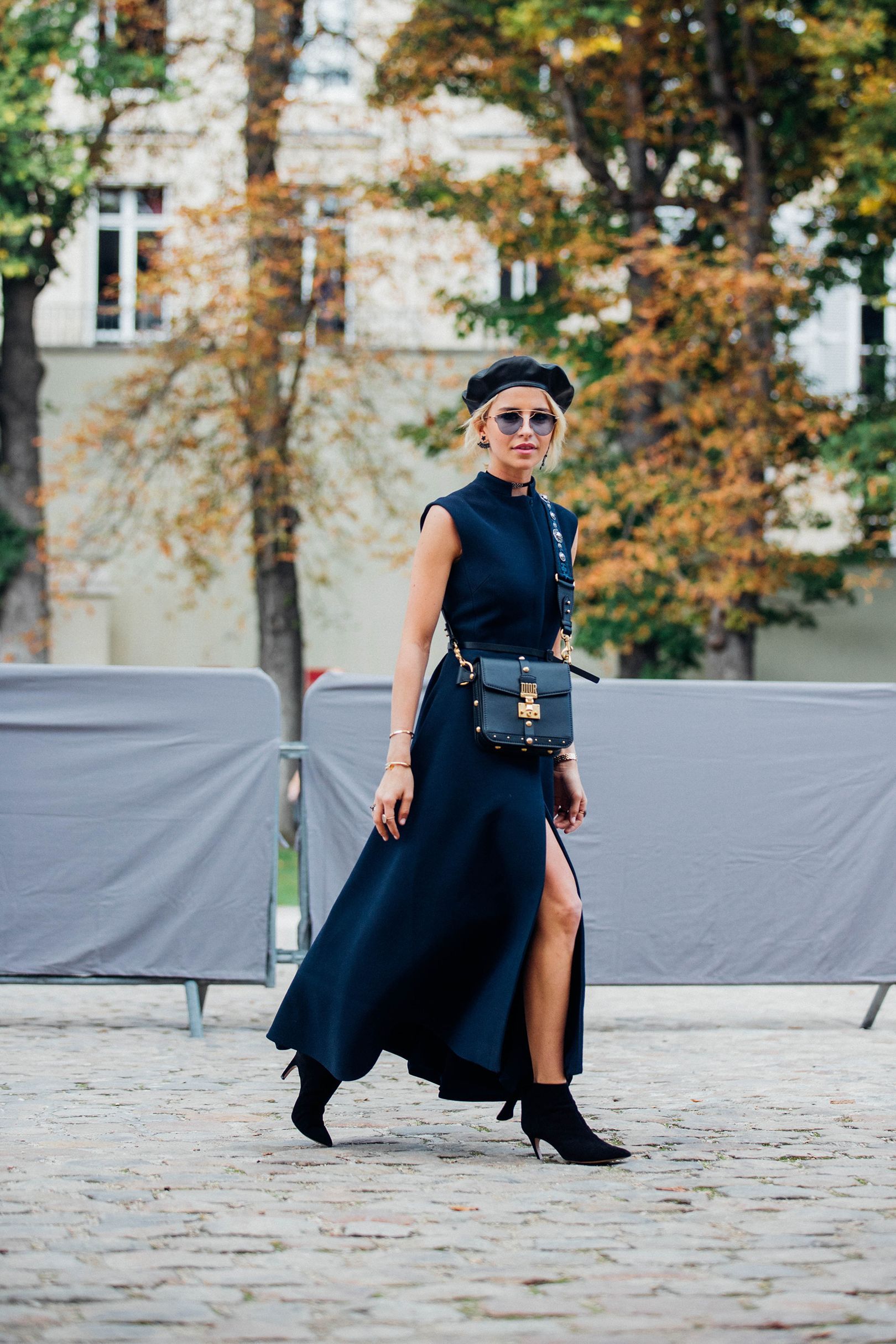 fashionista kết hợp mũ beret với đầm xẻ tà màu đen