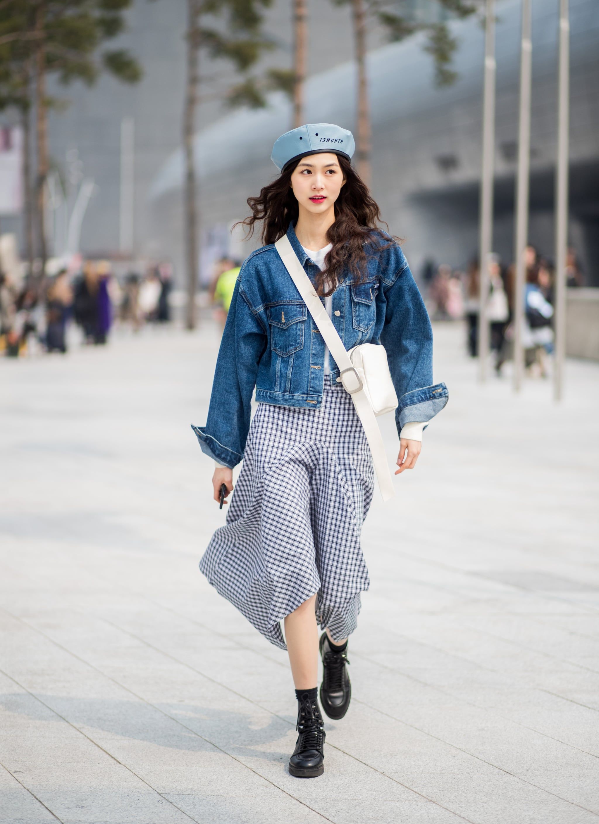 fashionista hàn phối áo khoác denim chân váy midi và mũ beret