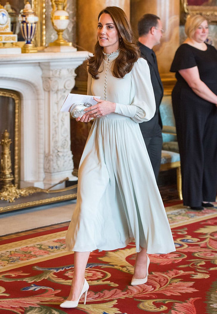 Kate Middleton đầm cổ điển xanh hồ trăn