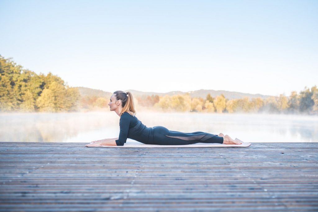 yoga chữa đau lưng sphinx pose 