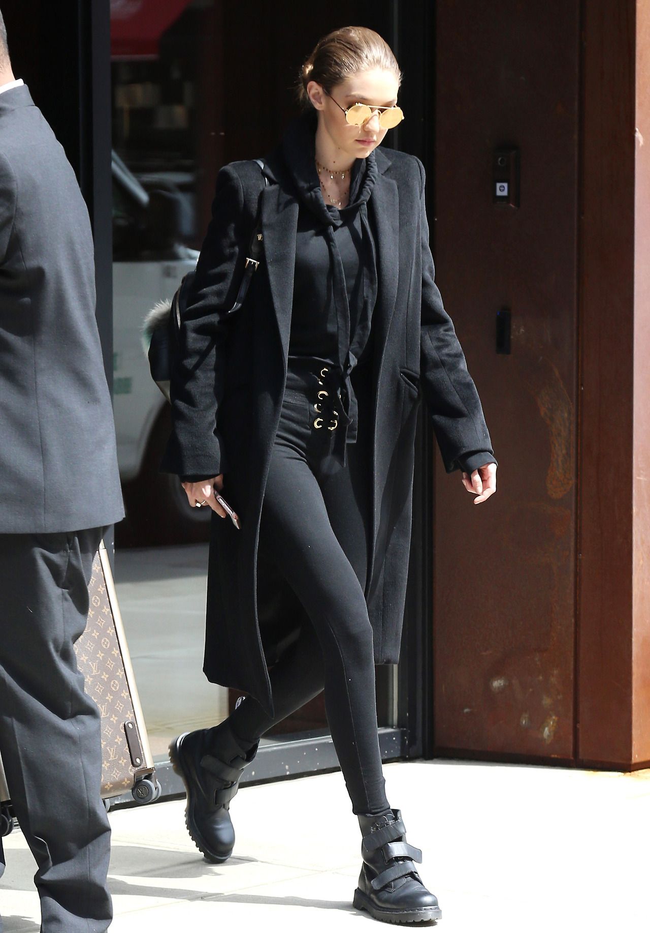 Gigi Hadid diện trang phục all-black