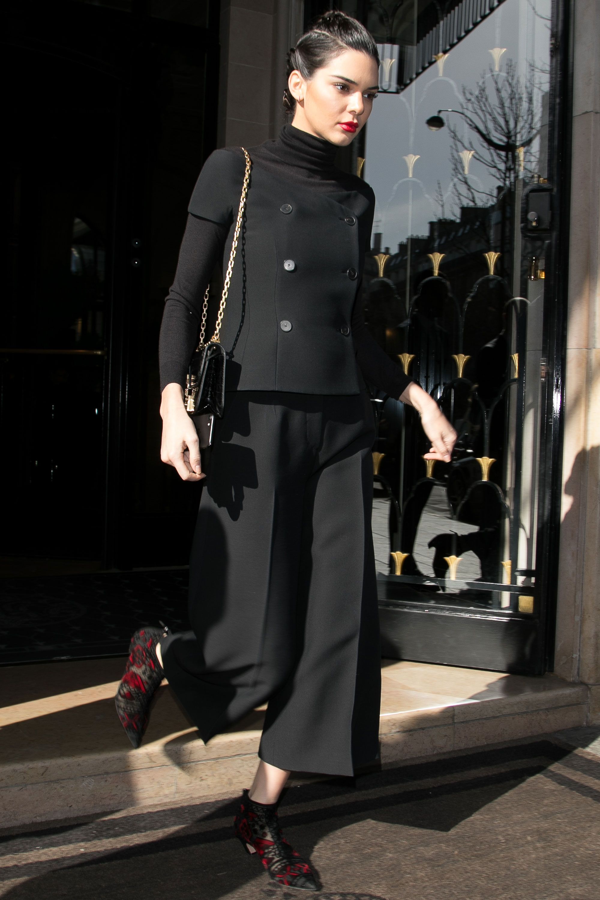 Kendall Jenner diện quần cullottes và áo cổ lọ đen