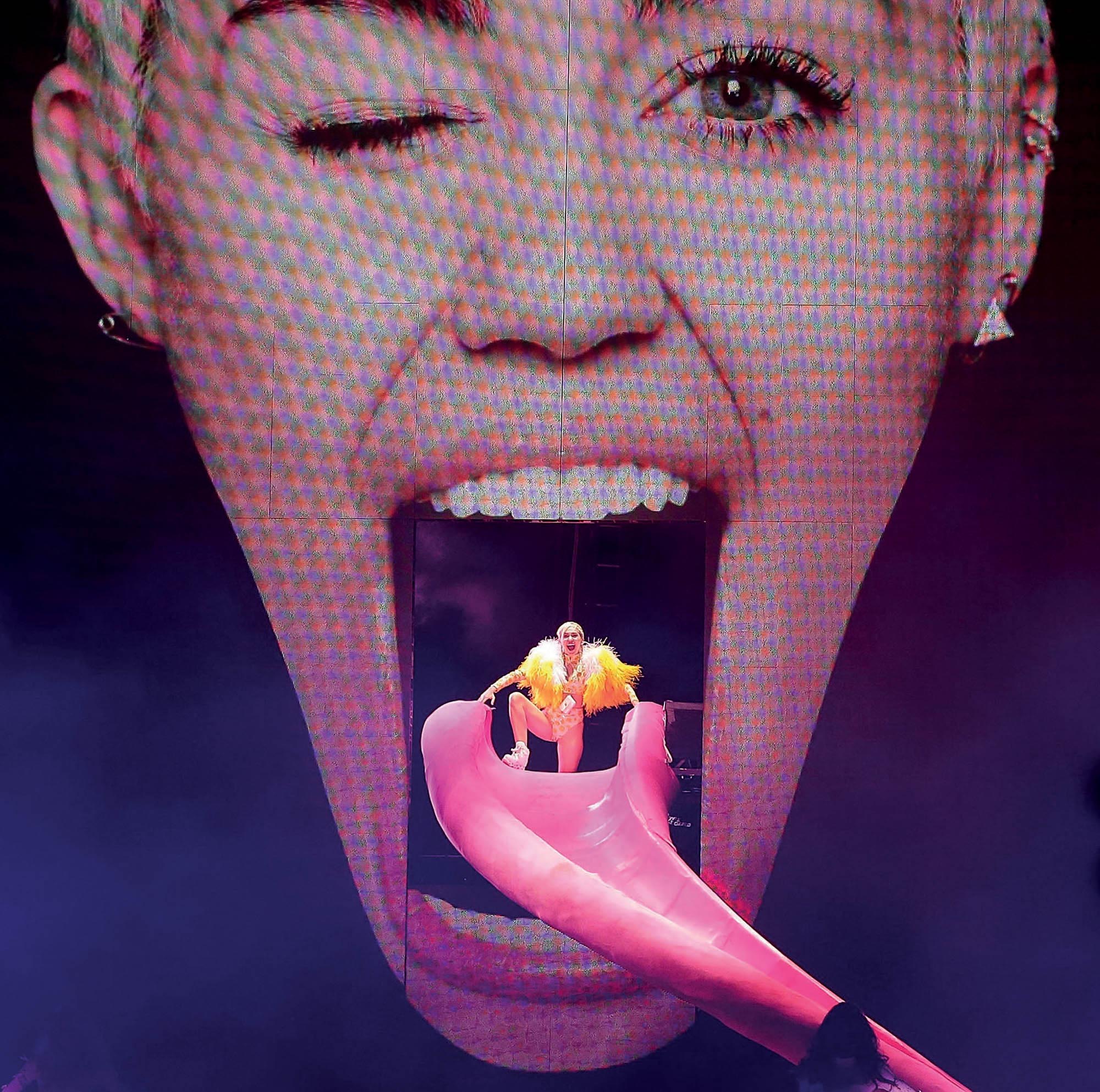 Es Devlin thiết kế sân khấu Bangerz Tour Miley