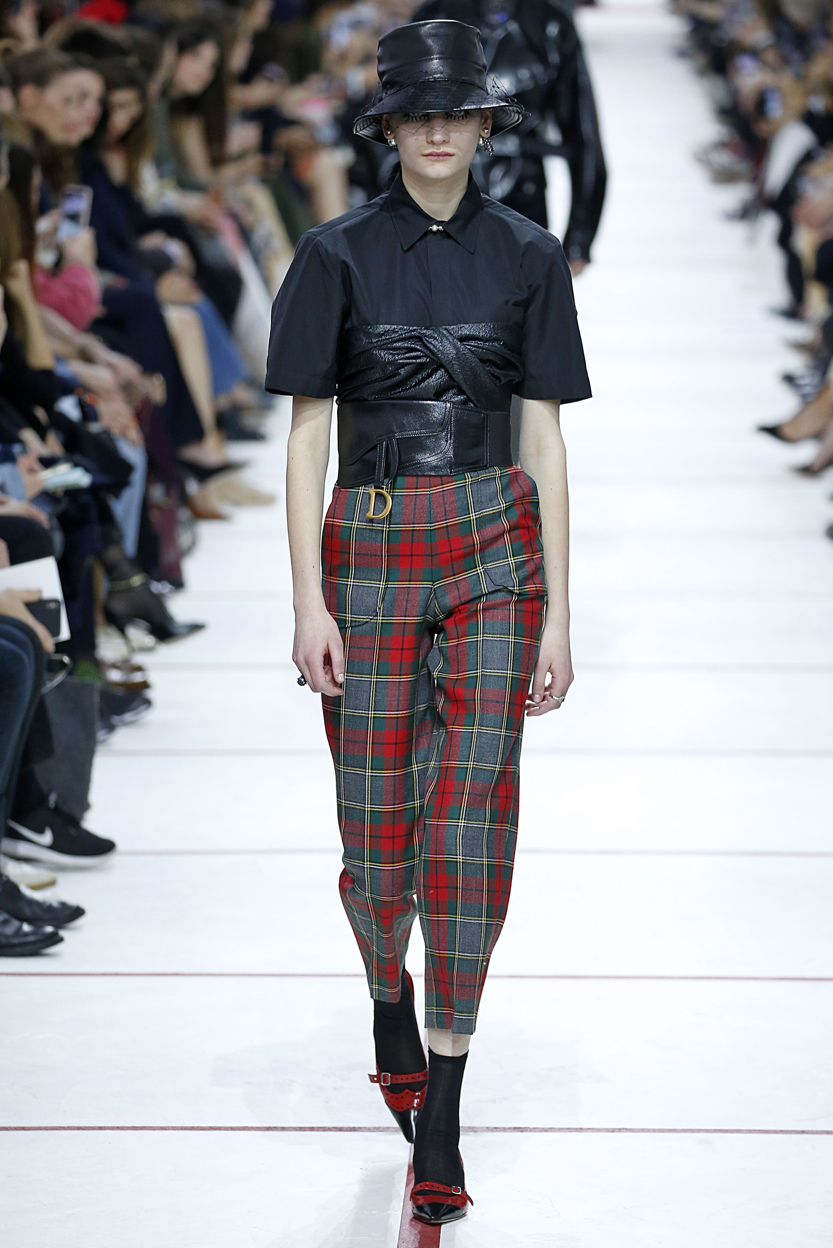 Quần xu hướng tartan trên sàn diễn Dior