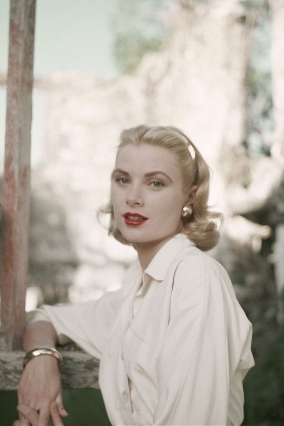 Grace Kelly mặc áo sơmi trắng