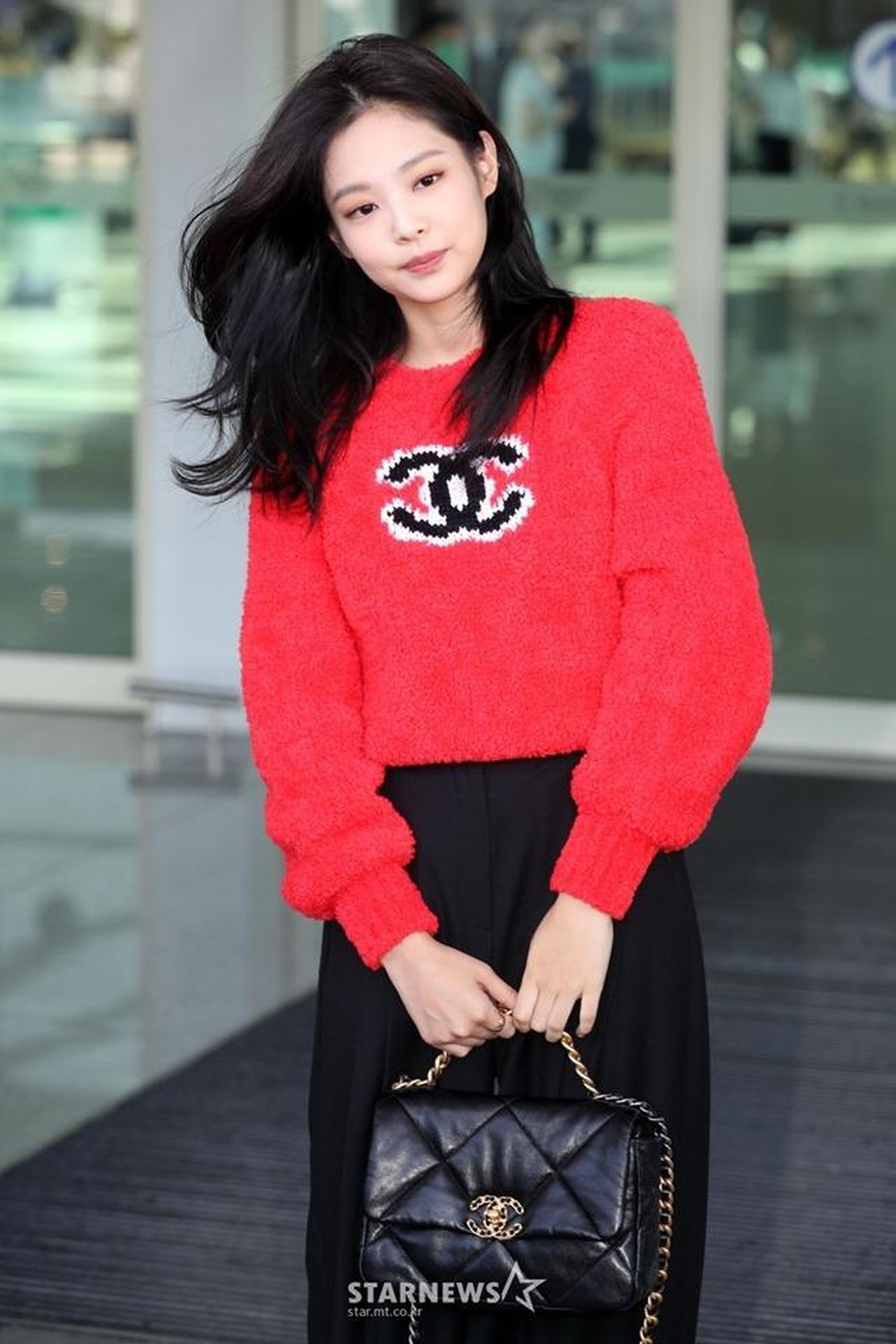 Jennie mặc sweaters đỏ Chanel - cách bảo quản sweaters