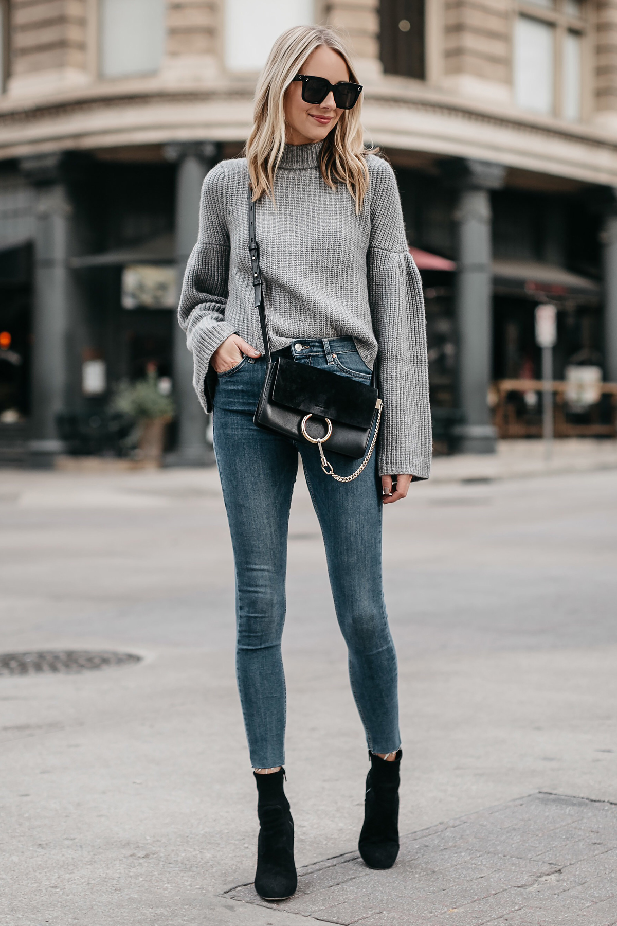 sweater xám kết hợp skinny jeans - cách bảo quản áo sweater