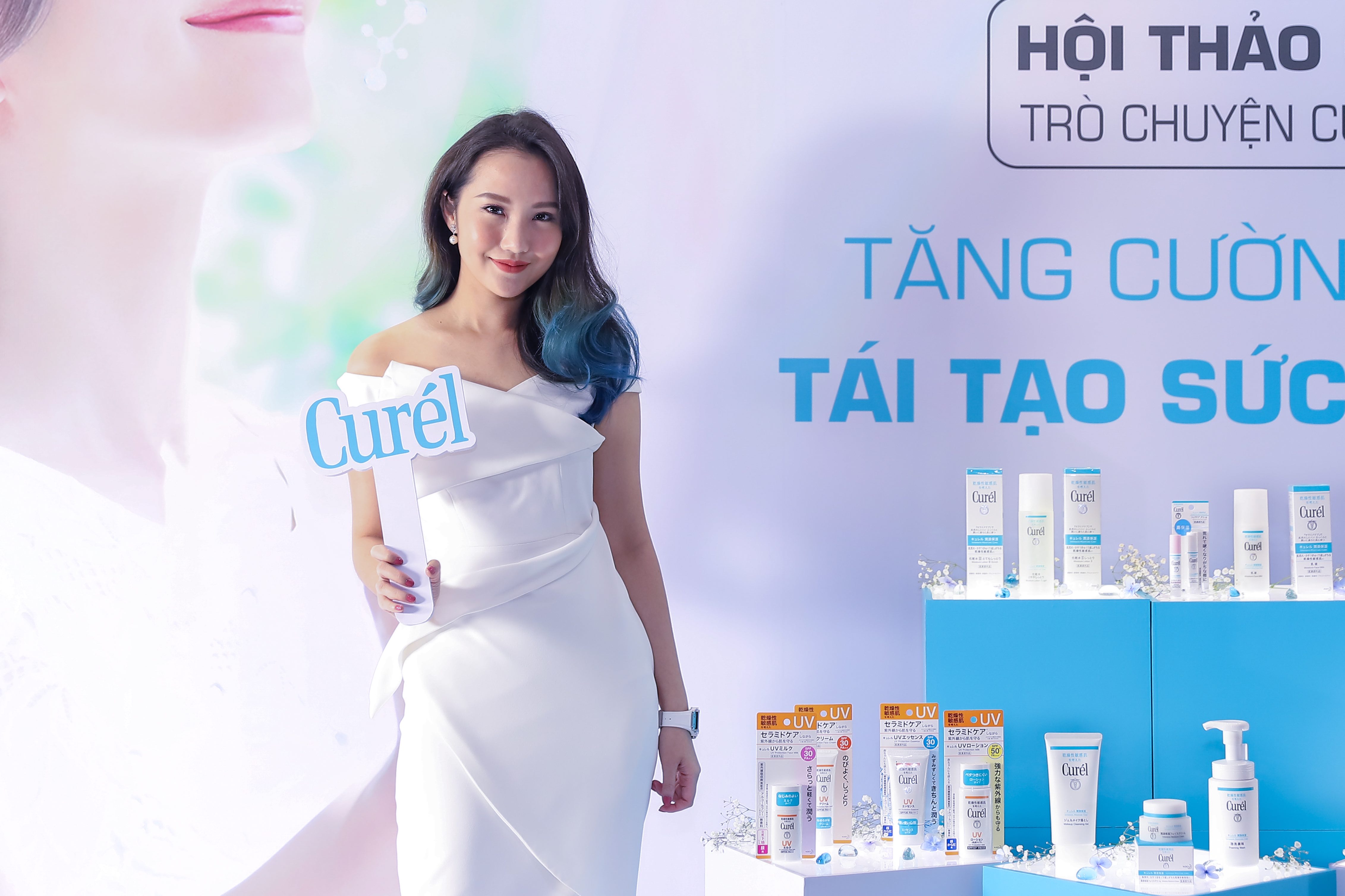 Primmy Trương chụp ảnh tại hội thảo Curel