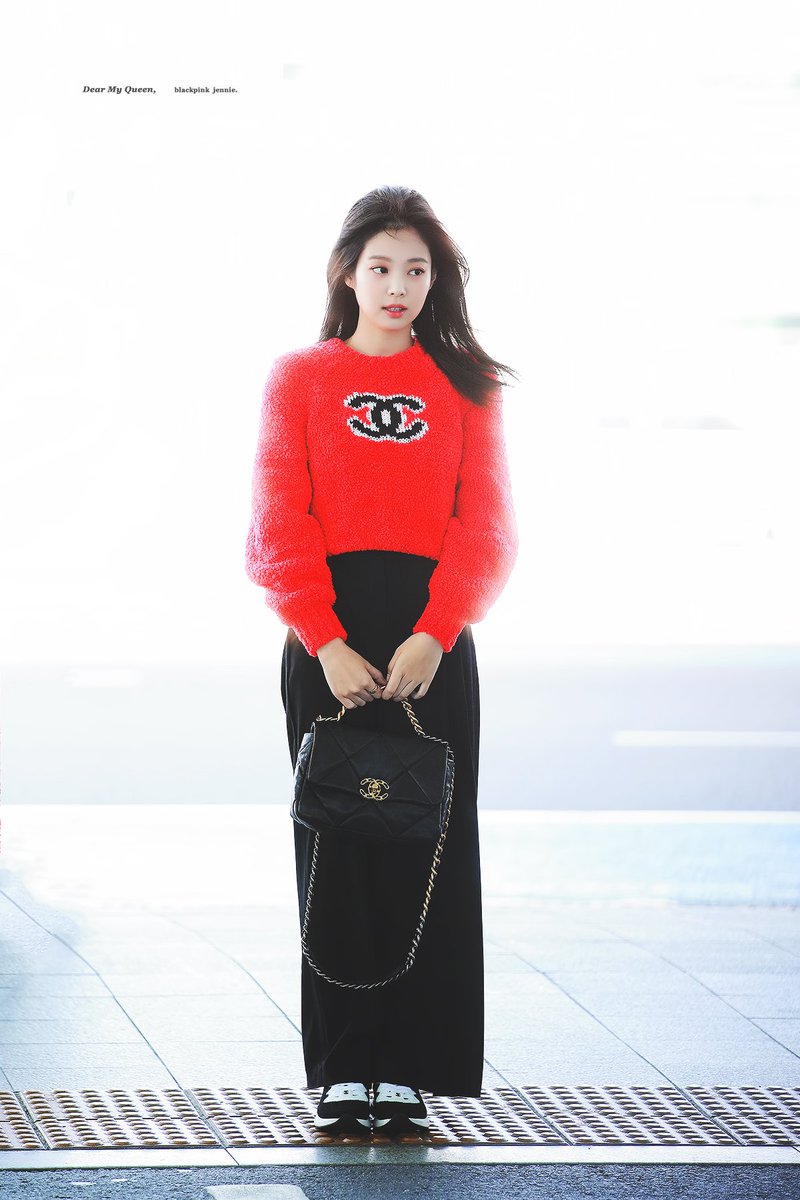 jennie kim kết hợp áo sweater chanel và quần ống rộng