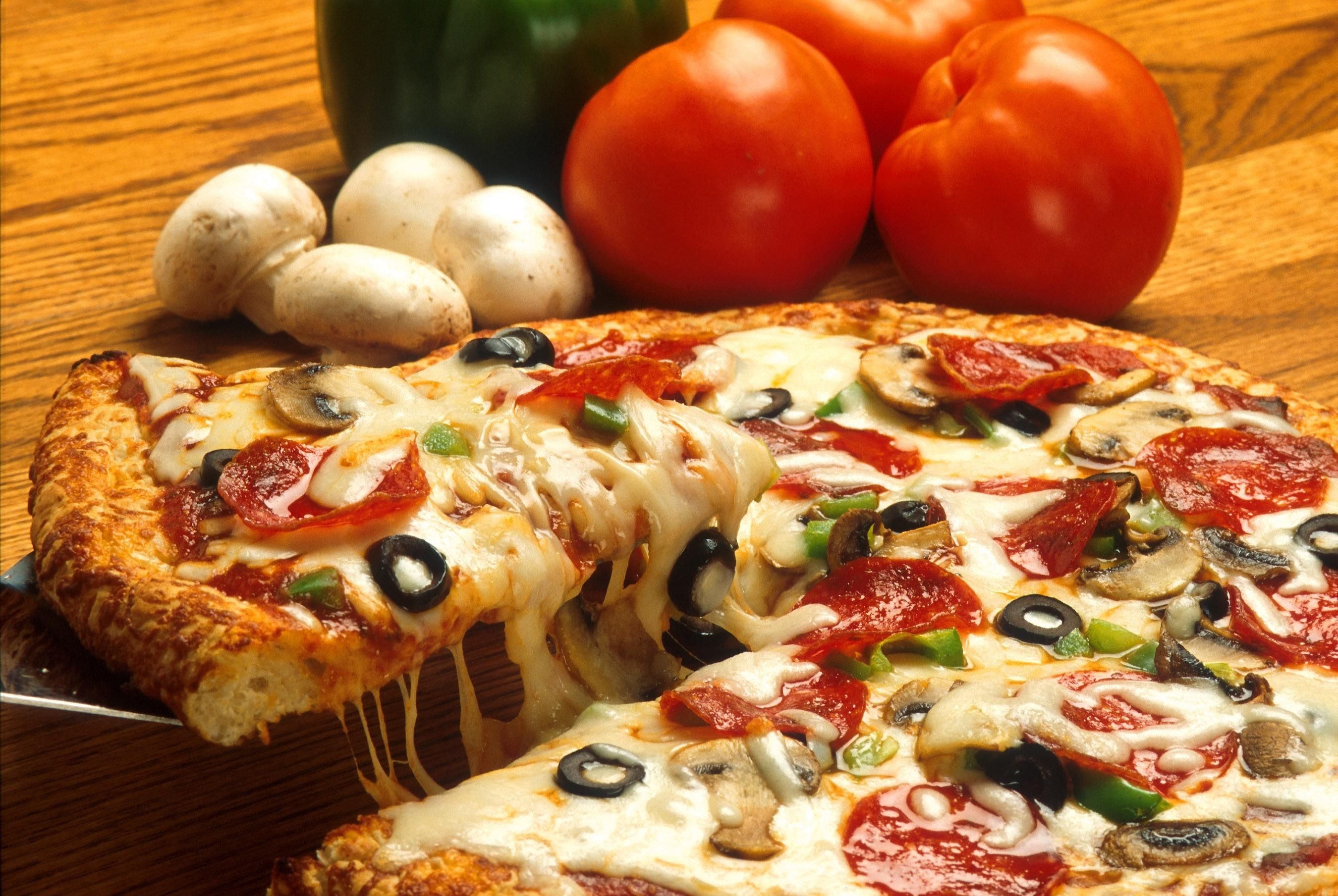 foods cause acne cần hạn chế pizza