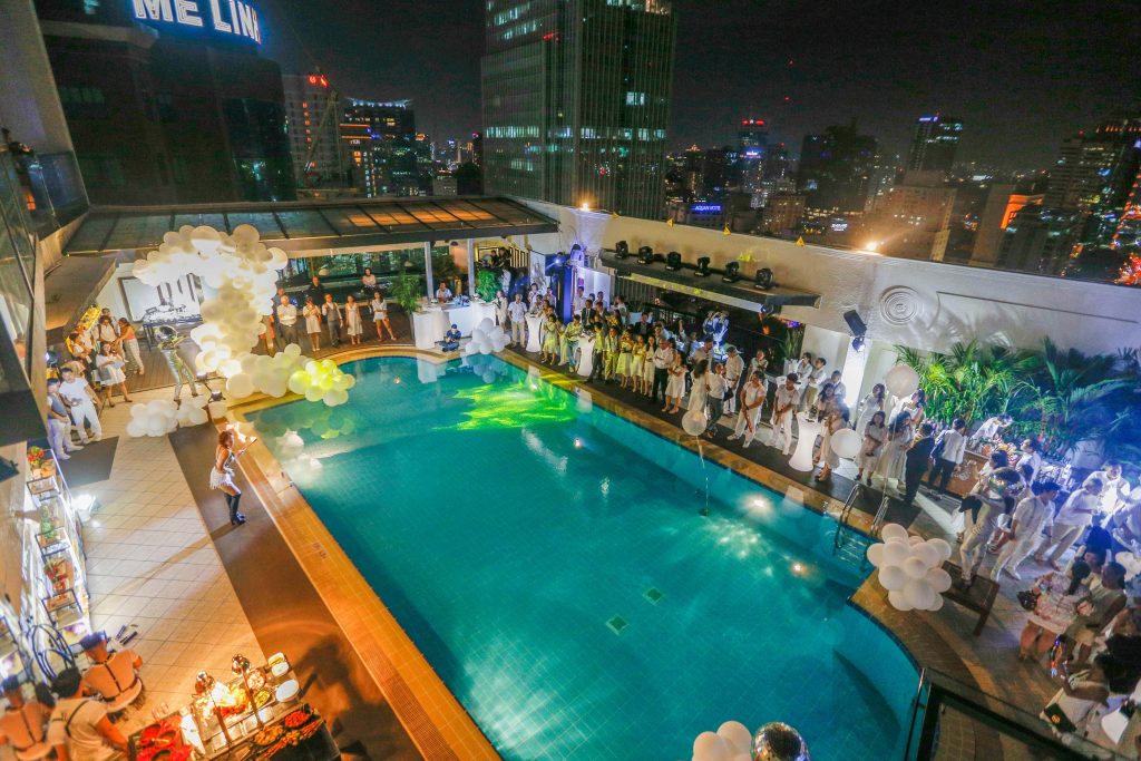 Hồ bơi trong Sky bar