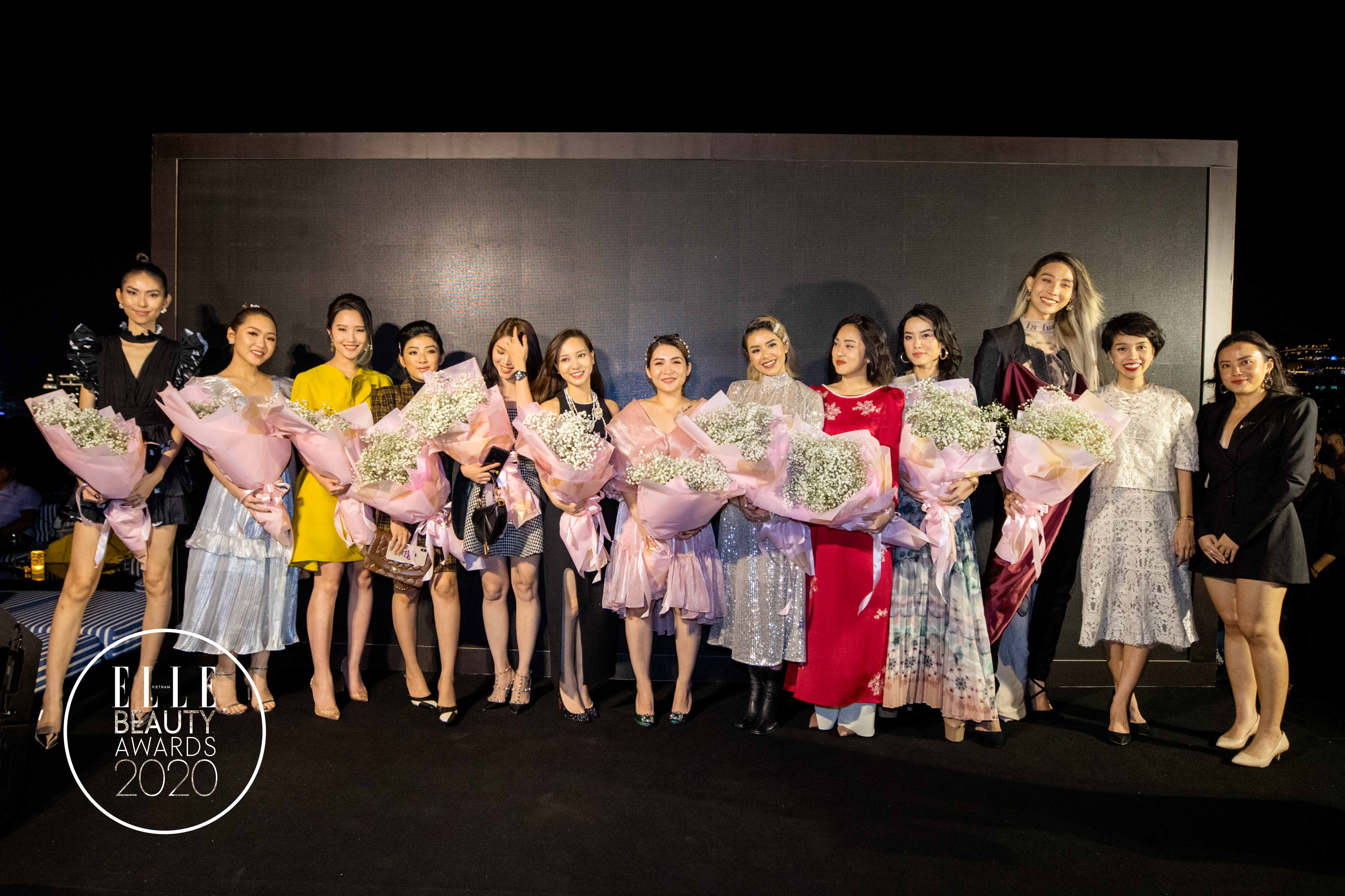 các beauty bloggers nhận hoa tại sự kiện elle beauty awards 2020