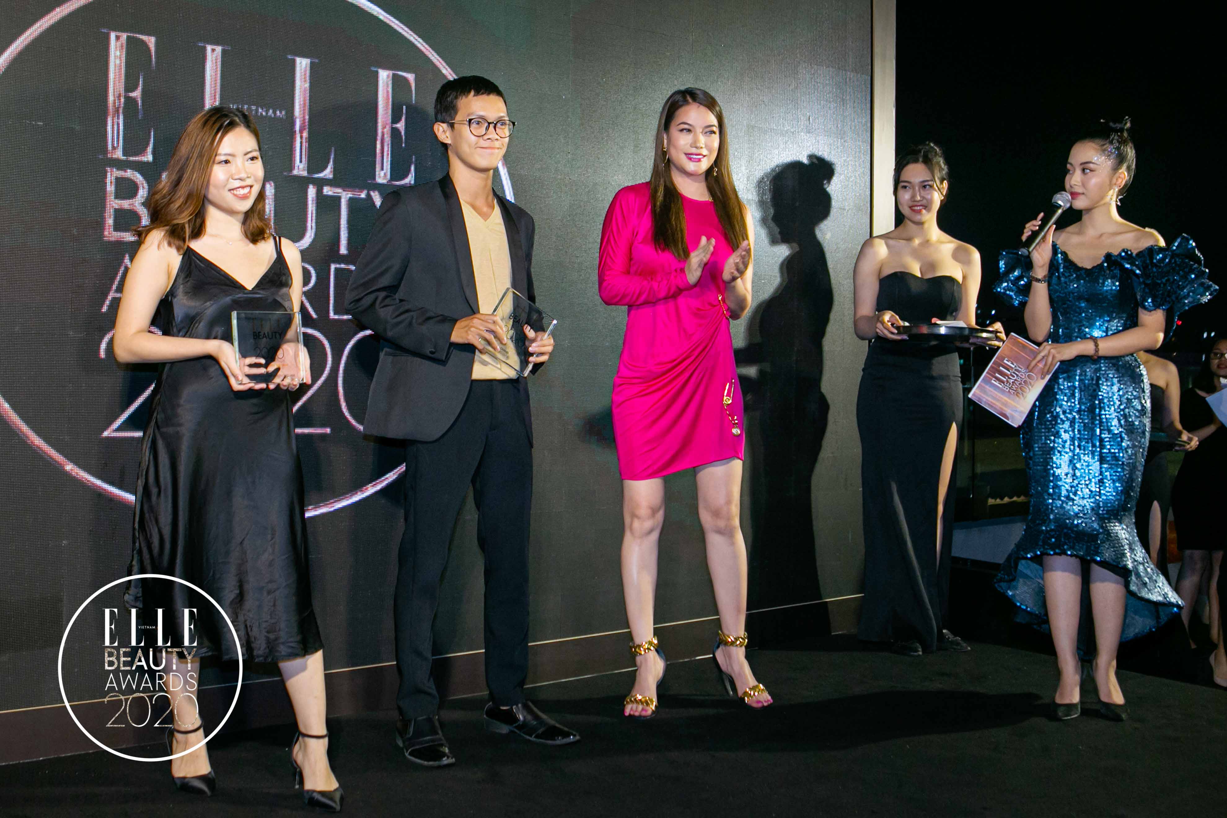 trương ngọc ánh trao giải tại elle beauty awards 2020 3