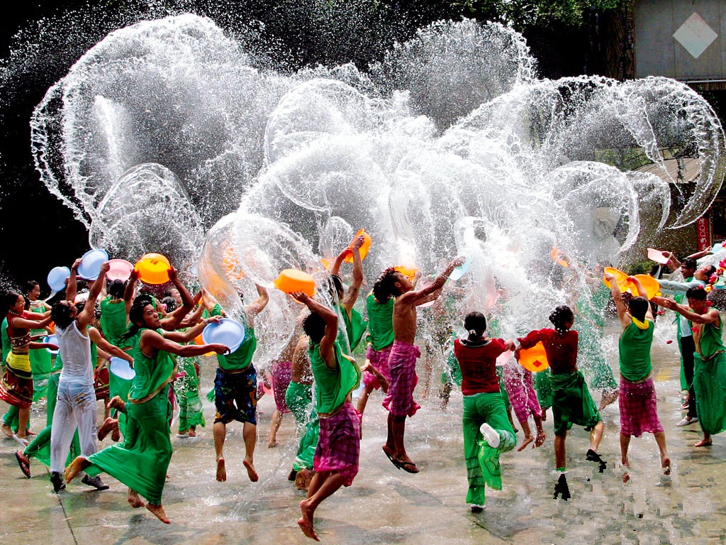 lễ hội té nước mùa xuân ở Campuchia