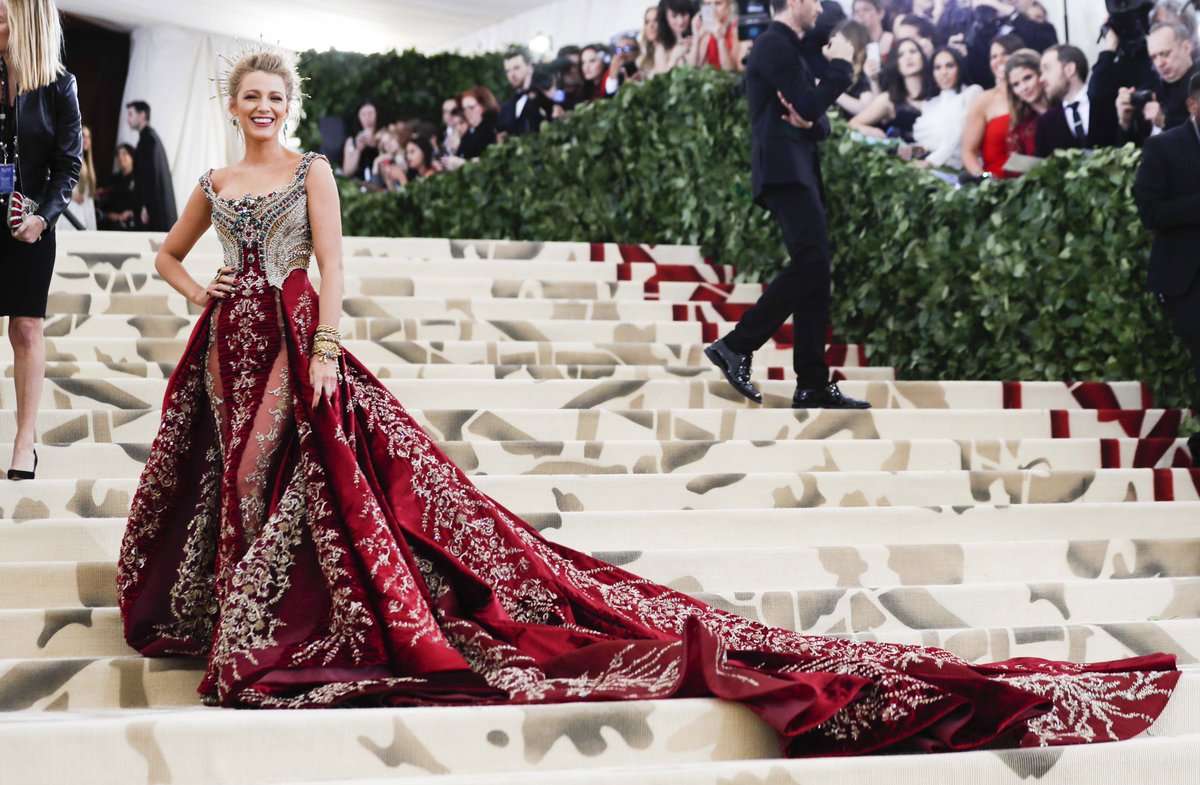 Blake Lively thời trang thảm đỏ Met Gala 2018