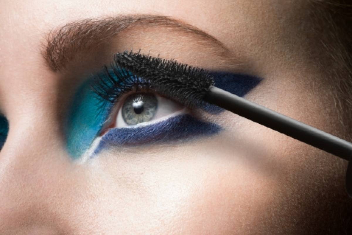 Classic Blue-Cô gái chuốt mascara.