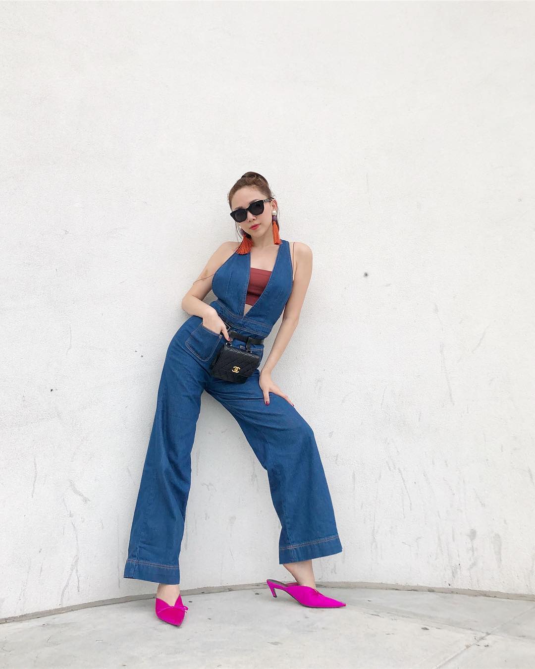 tóc tiên mặc jumpsuit denim và kitten heels