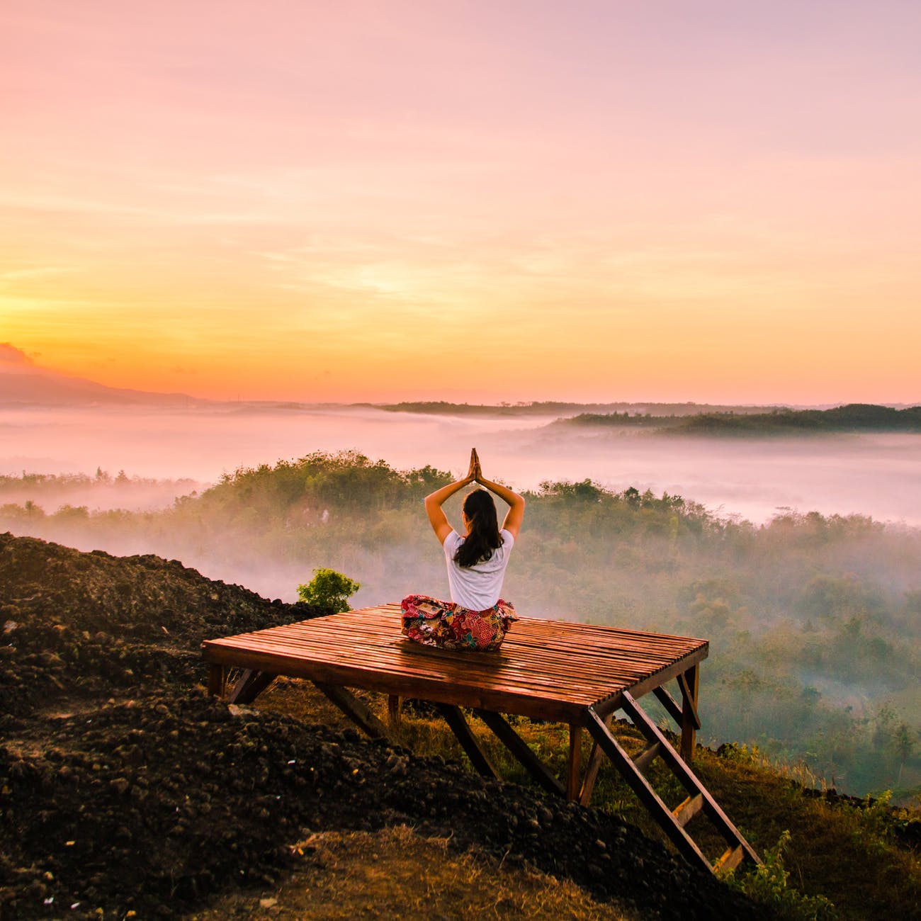 Xu hướng wellness-Cô gái ngồi thiền.