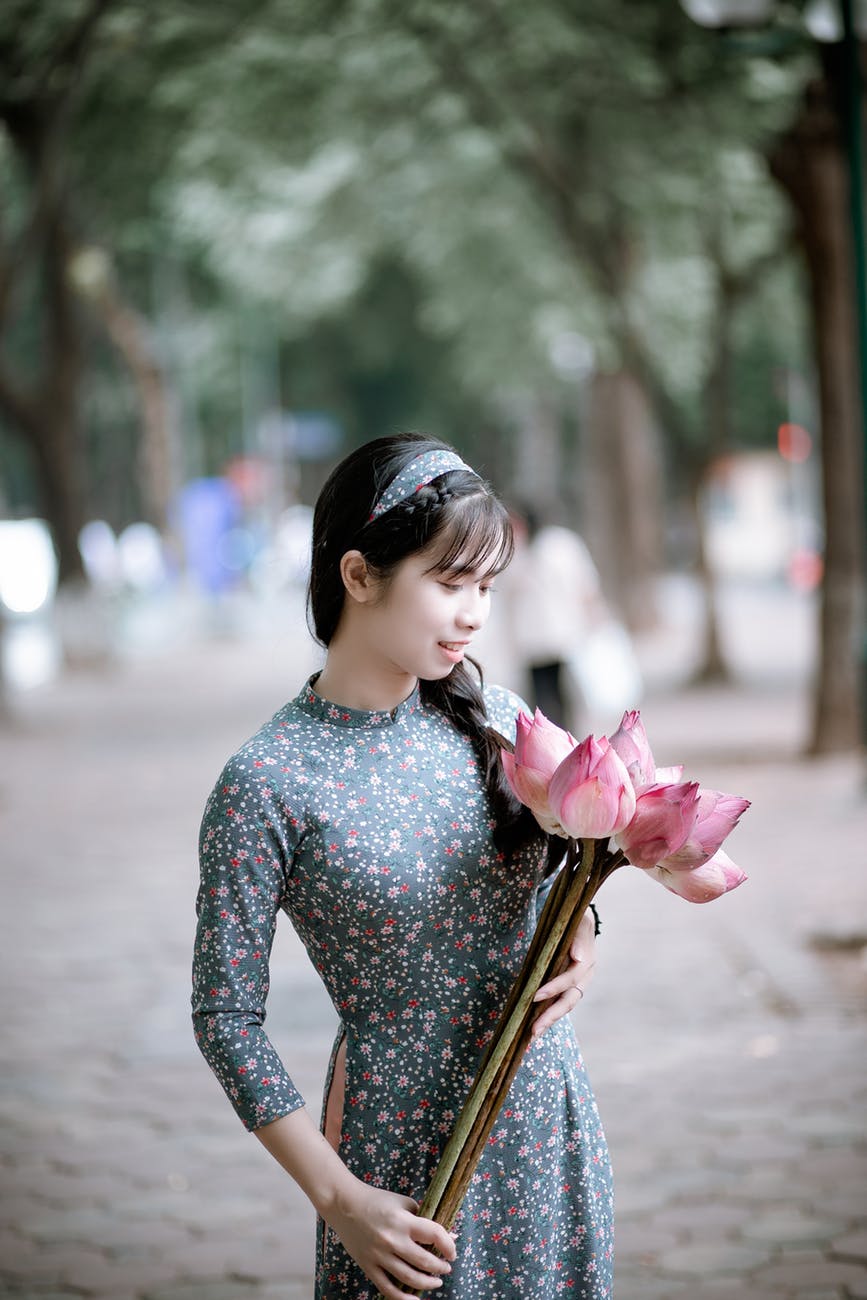 Kiểu tóc tết-Cô gái cầm hoa sen.