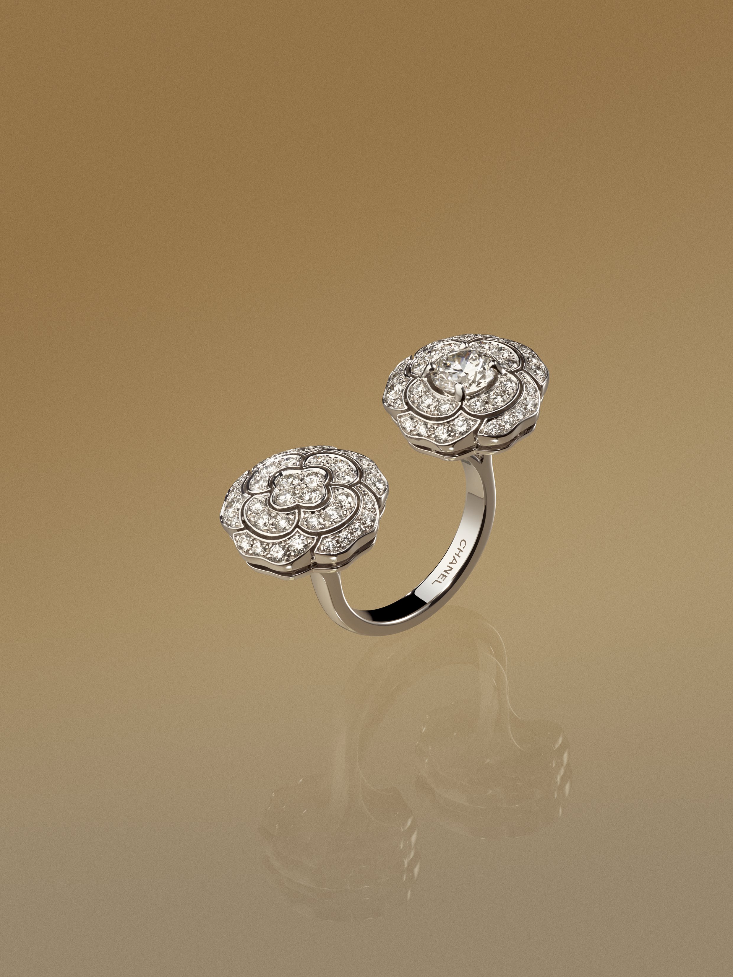 Nhẫn bạc nạm kim cương Camelia của Chanel