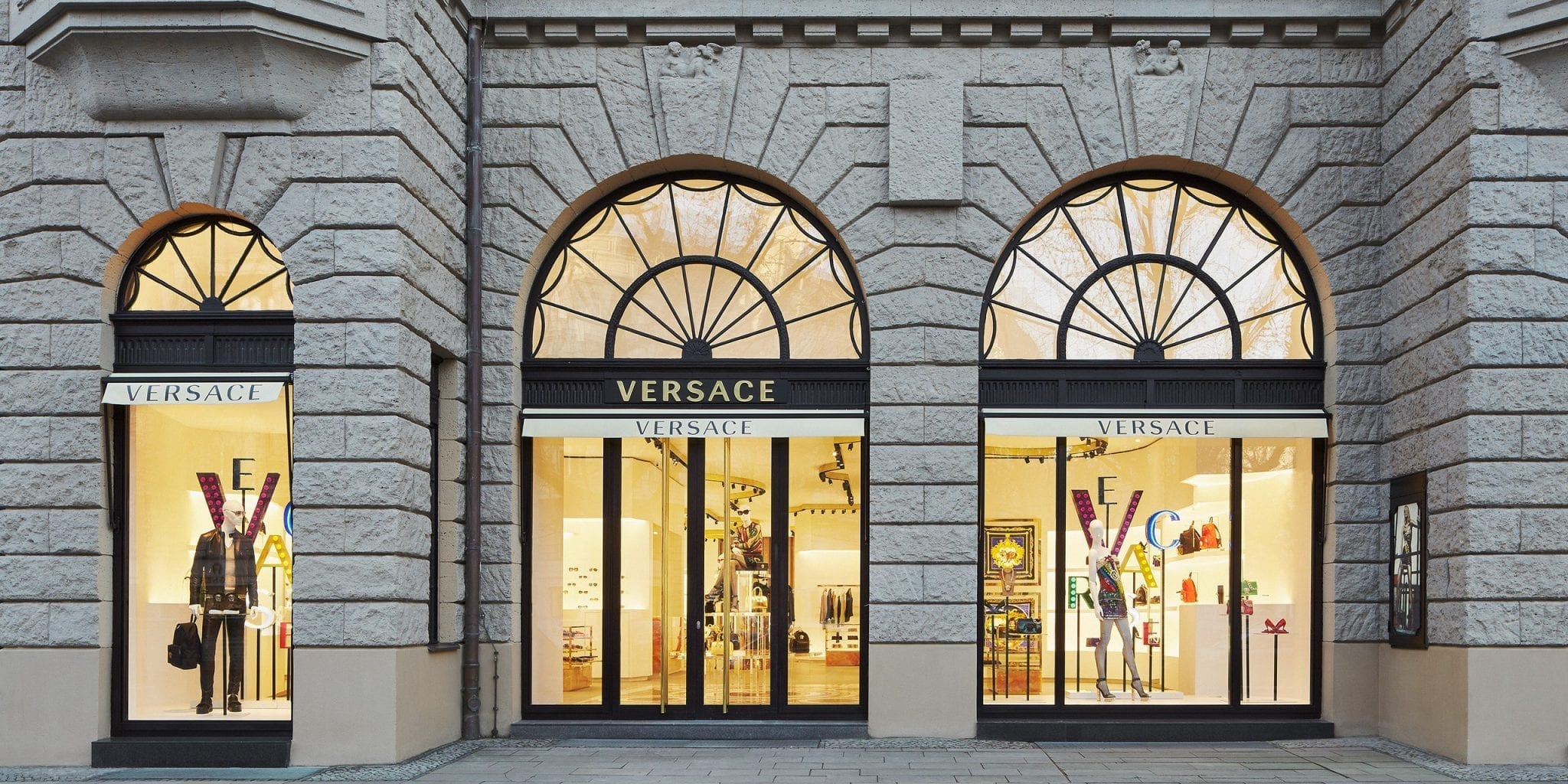 Tin thời trang Versace mở thêm 2 flagship tại London và Paris