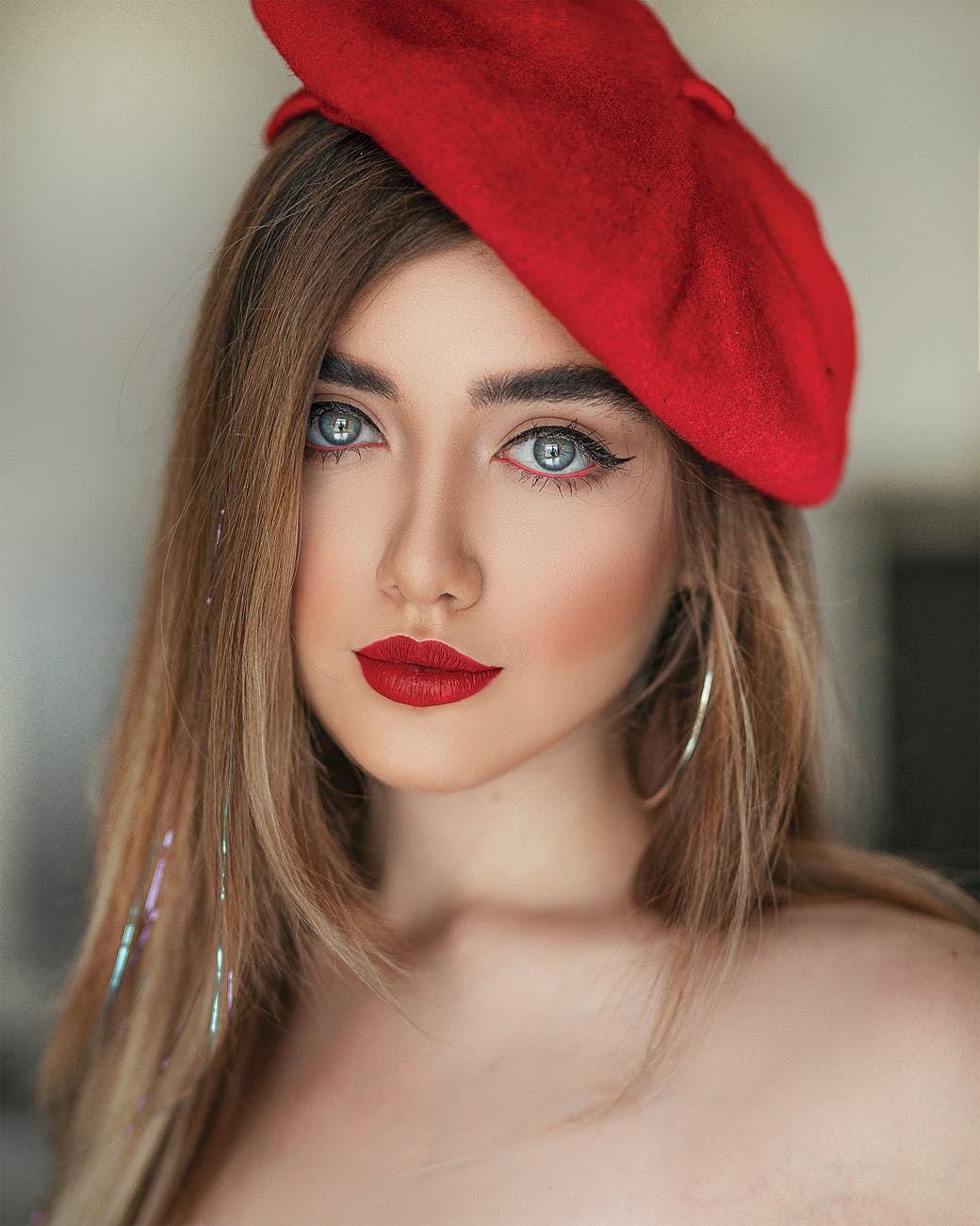 Cách mix son-Cô gái đội nón đỏ.