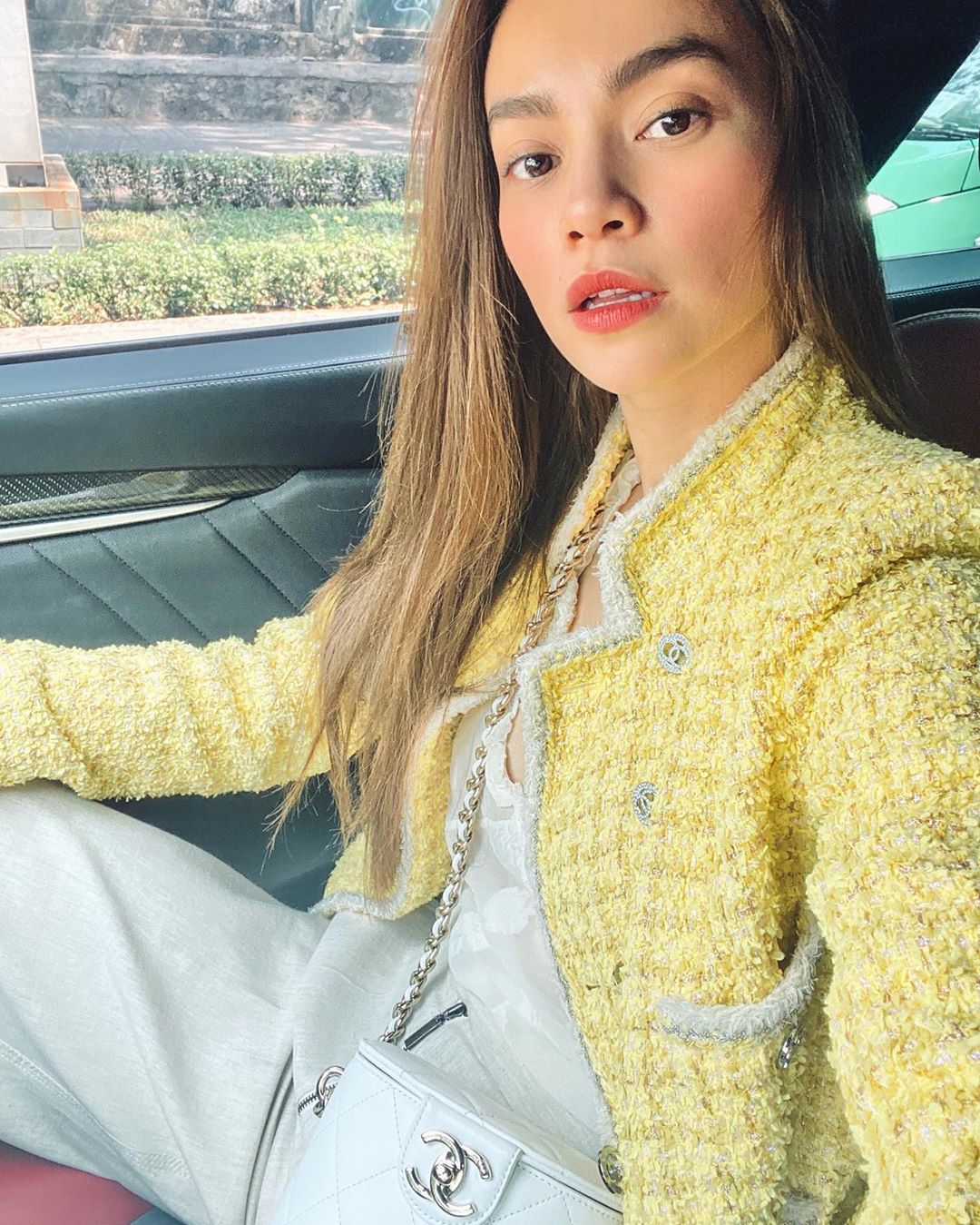 Hồ Ngọc Hà mặc áo khoác tweed màu vàng 