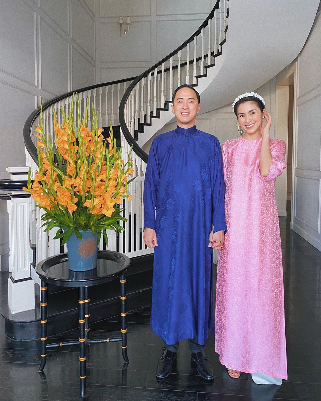 Vợ chồng Tăng Thanh Hà và Louis Nguyễn diện áo dài truyền thống trong ngày đầu năm mới