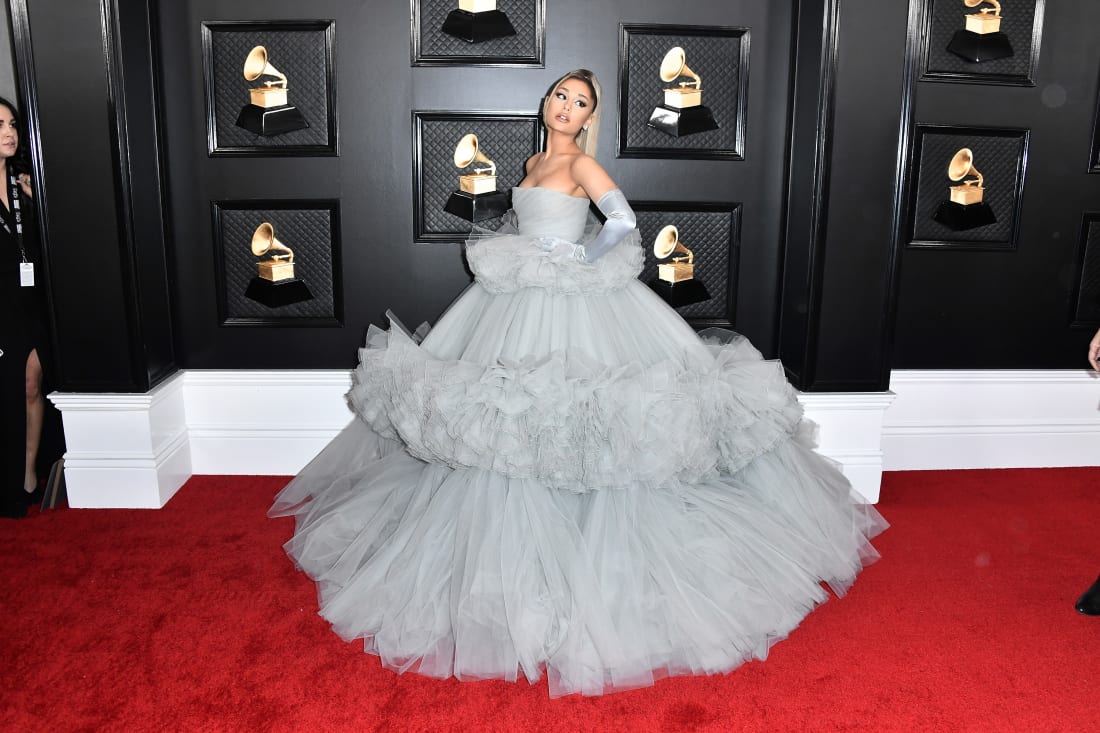 ariana grande trên thảm đỏ grammy