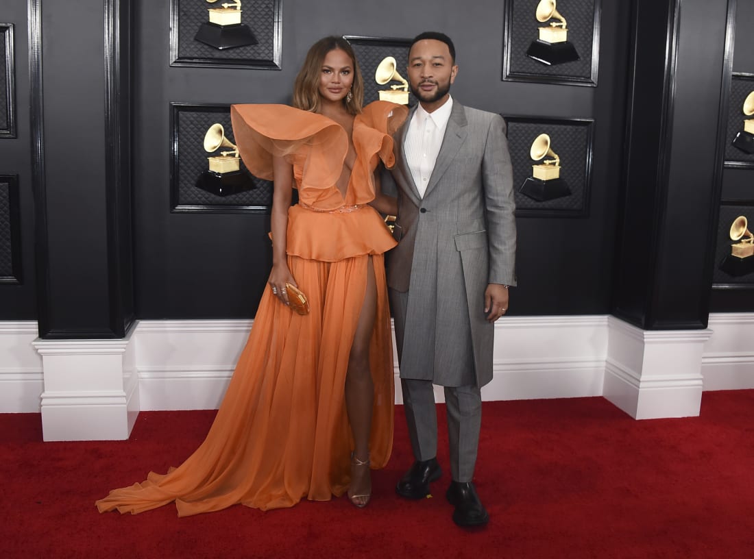 Chrissy Teigen và John Legend trên thảm đỏ grammy