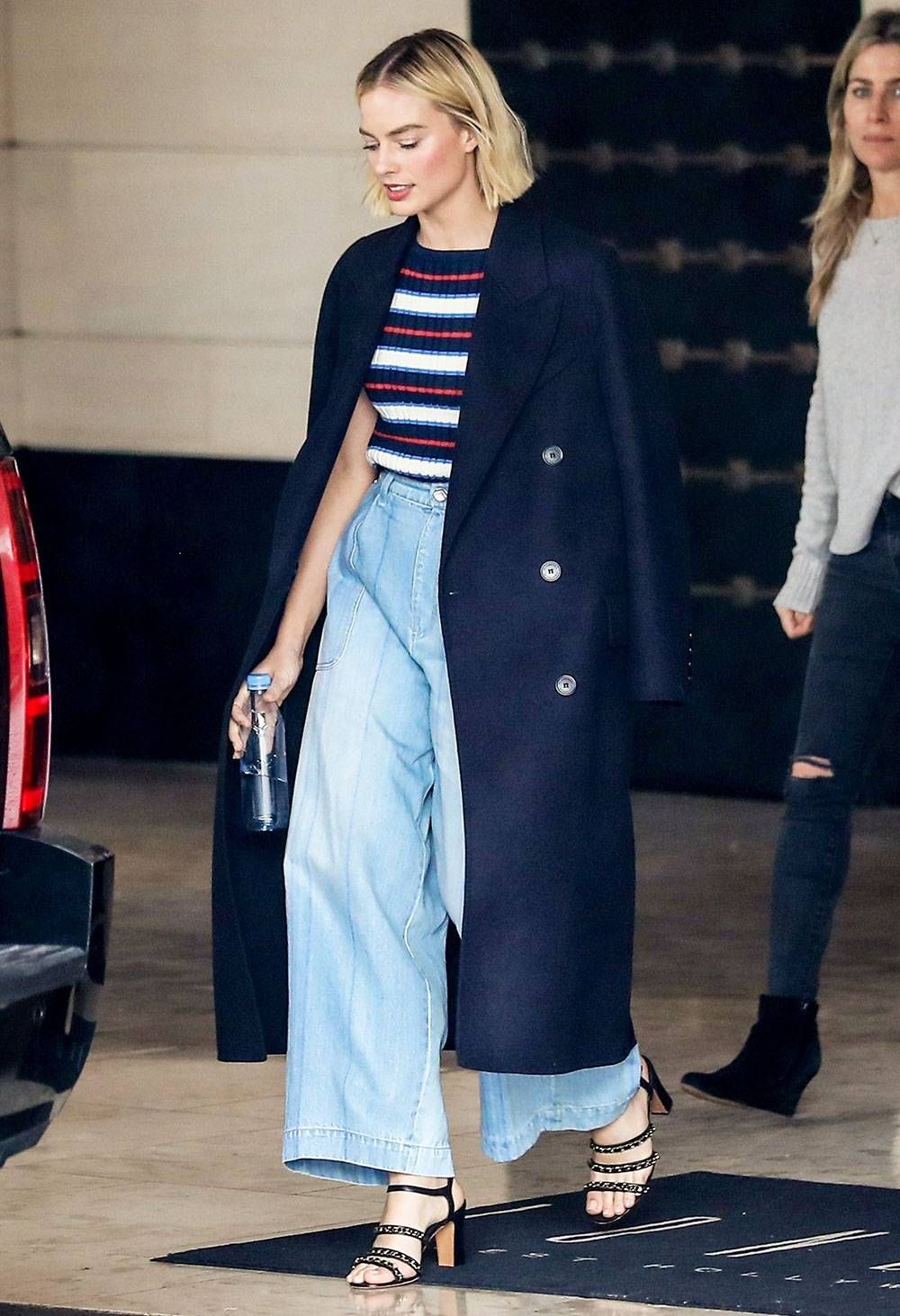 cách phối đồ của margot robbie với áo thun kẻ, quần jeans và áo trench coat