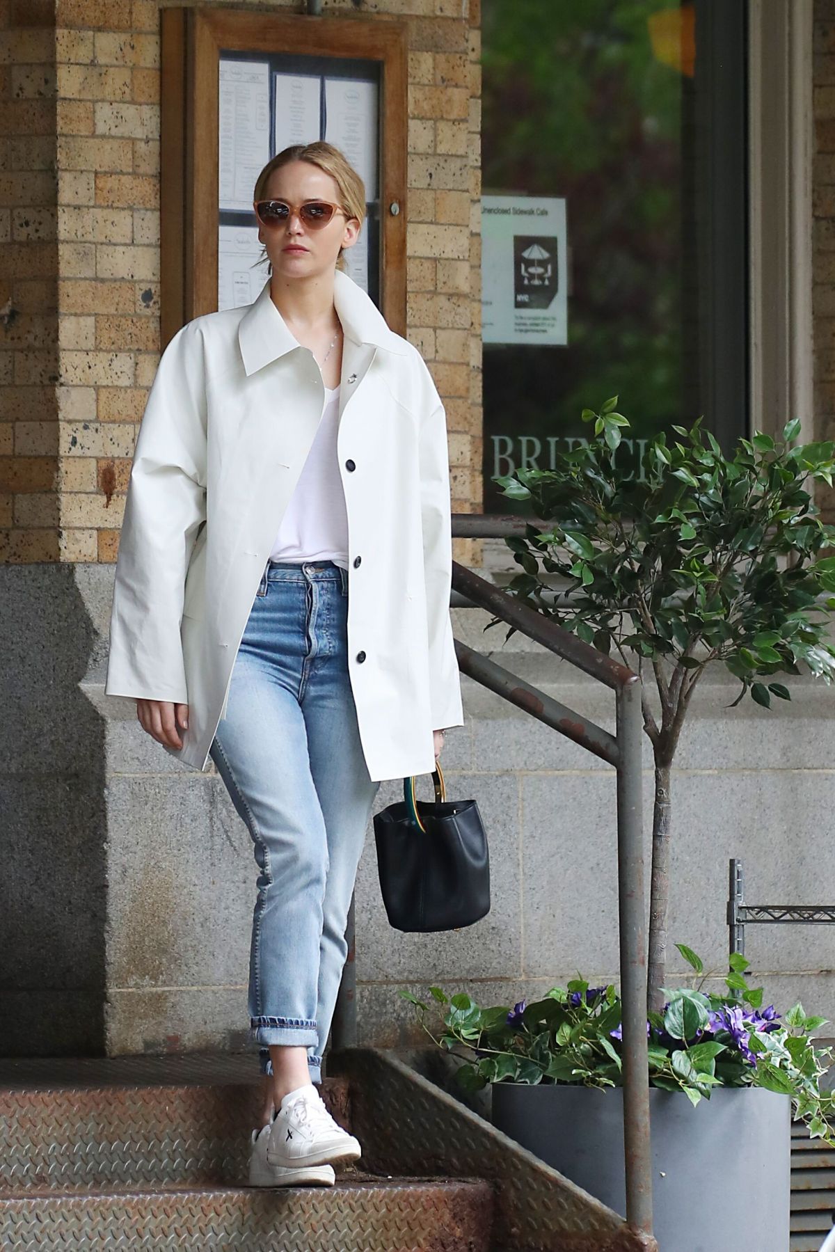 cách phối đồ của Jennifer Lawrence với áo thun trắng và quần jeans