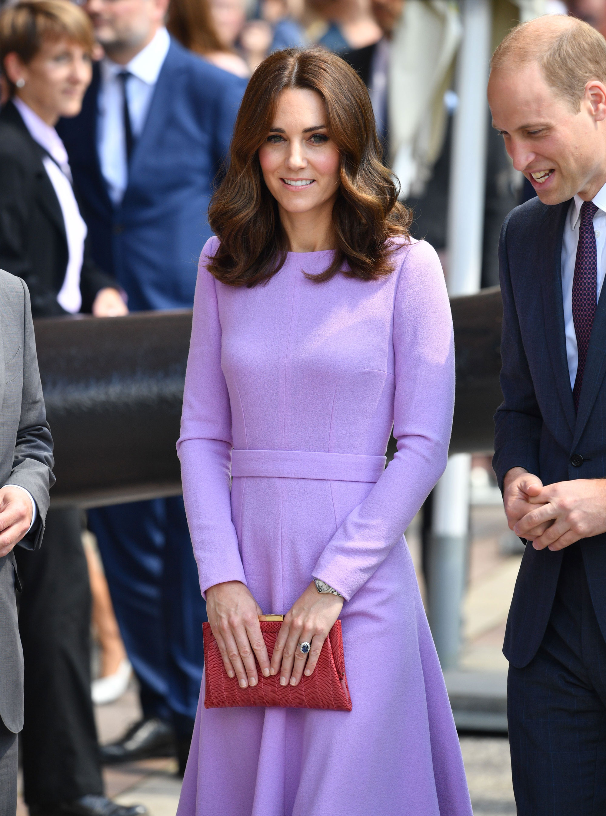 cách phối đồ của công nương kate middleton với đầm tím và ví cầm tay đỏ