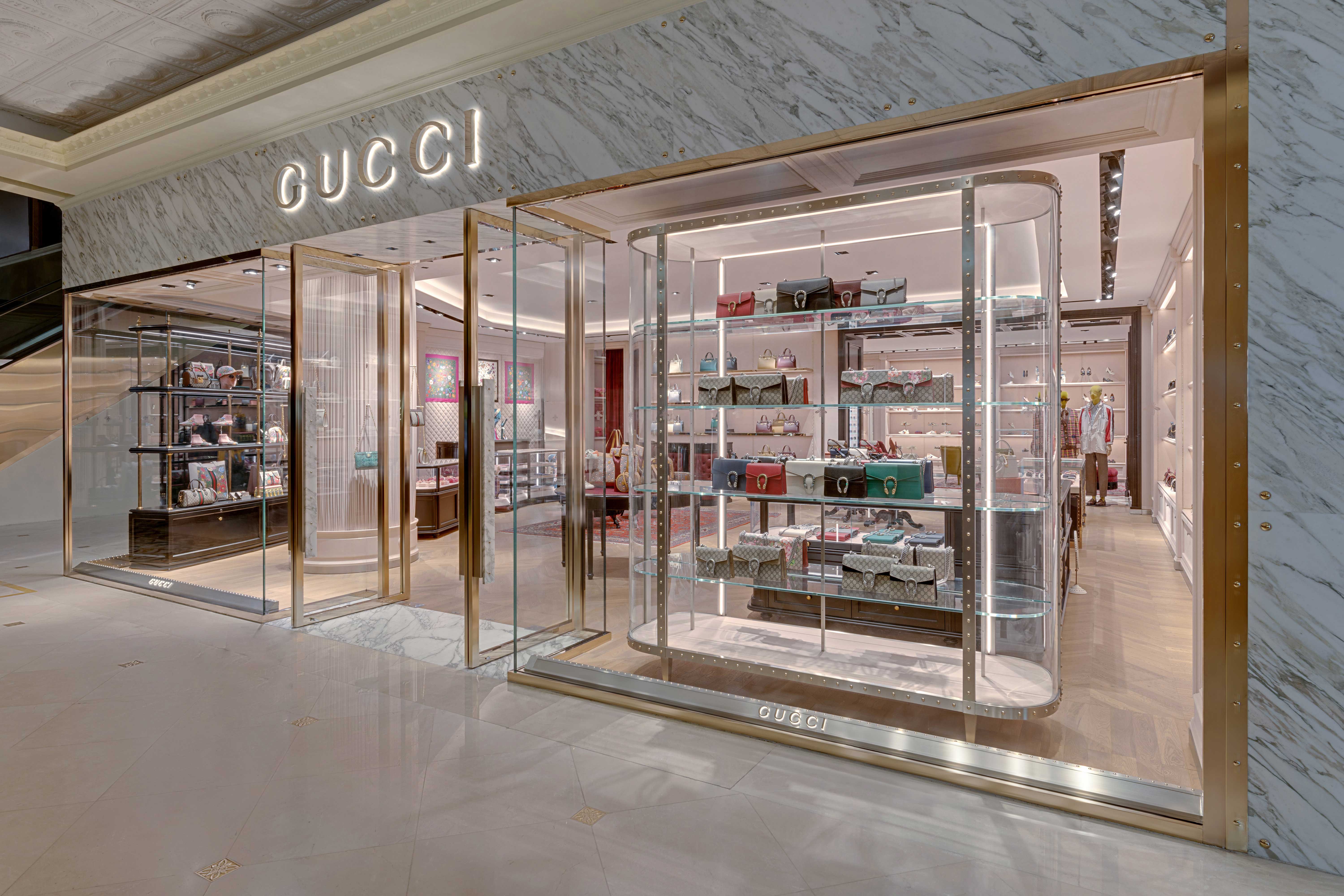 Thiết kế bên ngoài của cửa hàng Gucci tại Tràng Tiền plaza