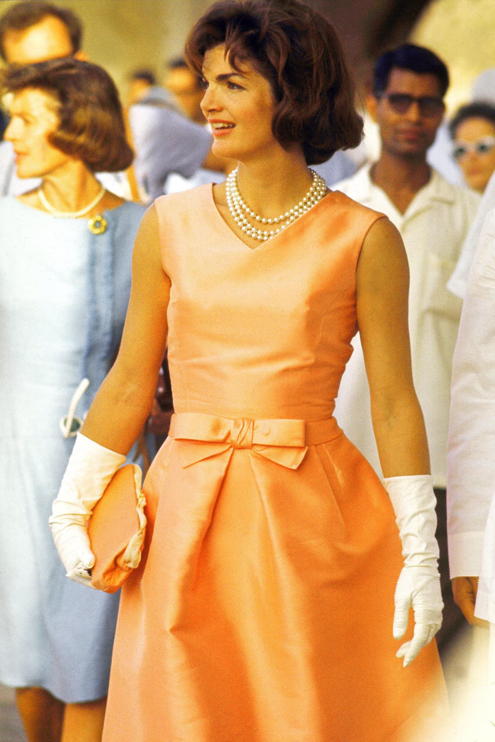 Jackie Kennedy trong bộ đầm màu cam và ví đầm cùng màu