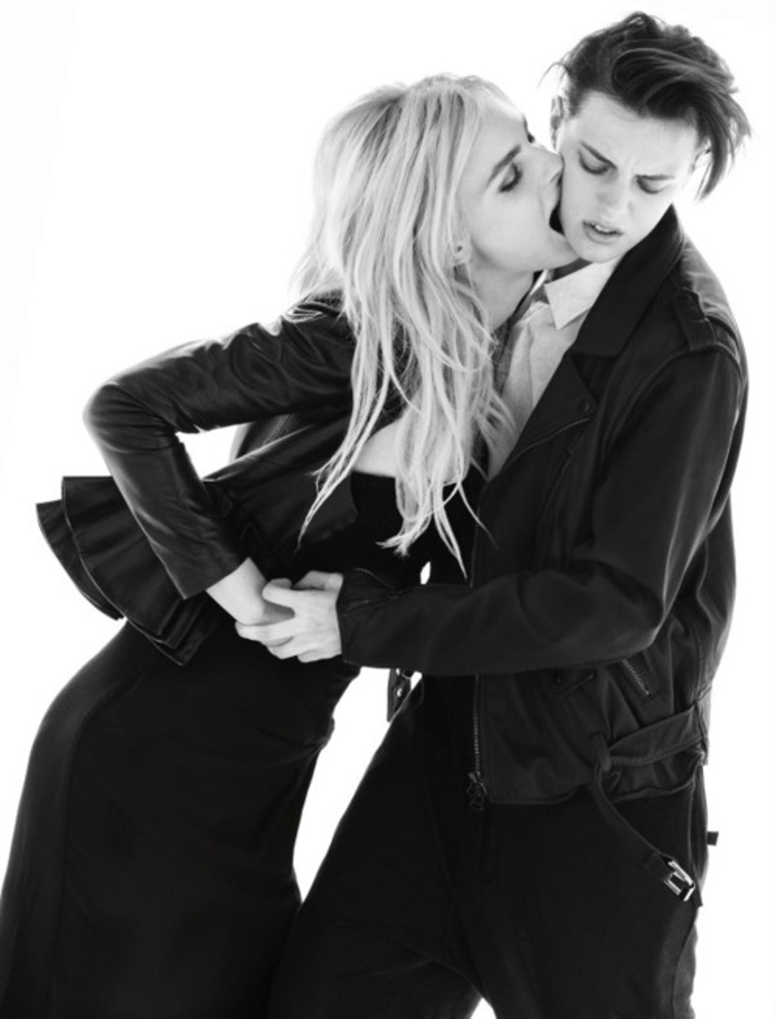 erika linder và andrej pejic trong bộ ảnh cuộc chiến giới tính cho forward