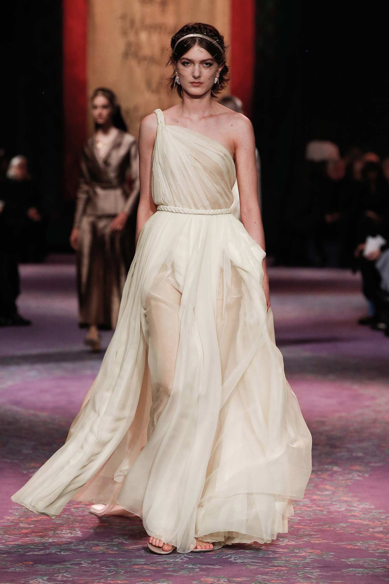 Dior Haute Couture Xuân - Hè 2020 đầm trắng chéo vai 23