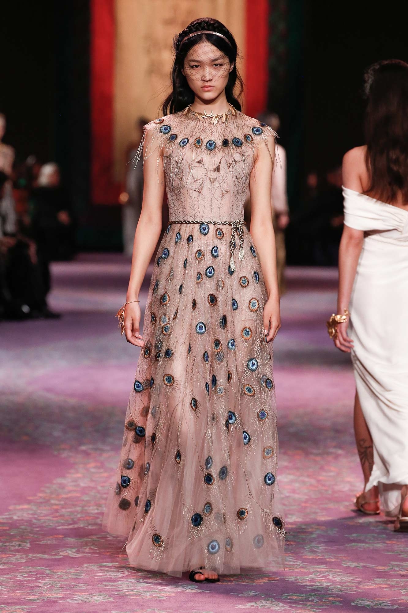 Dior Haute Couture Xuân - Hè 2020 đầm họa tiết lông chim công 37