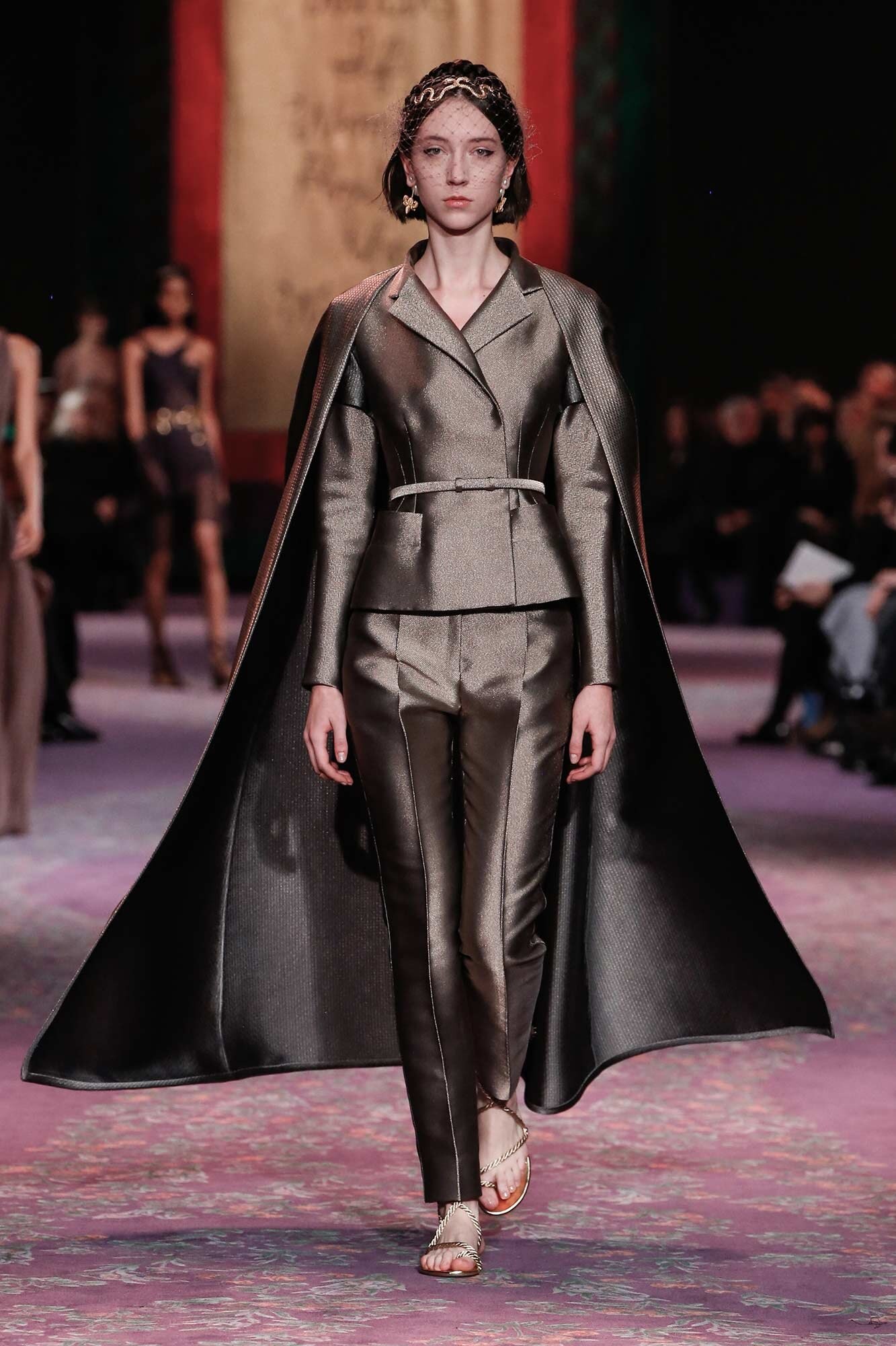 Dior Haute Couture Xuân - Hè 2020 bộ suit và áo choàng 49