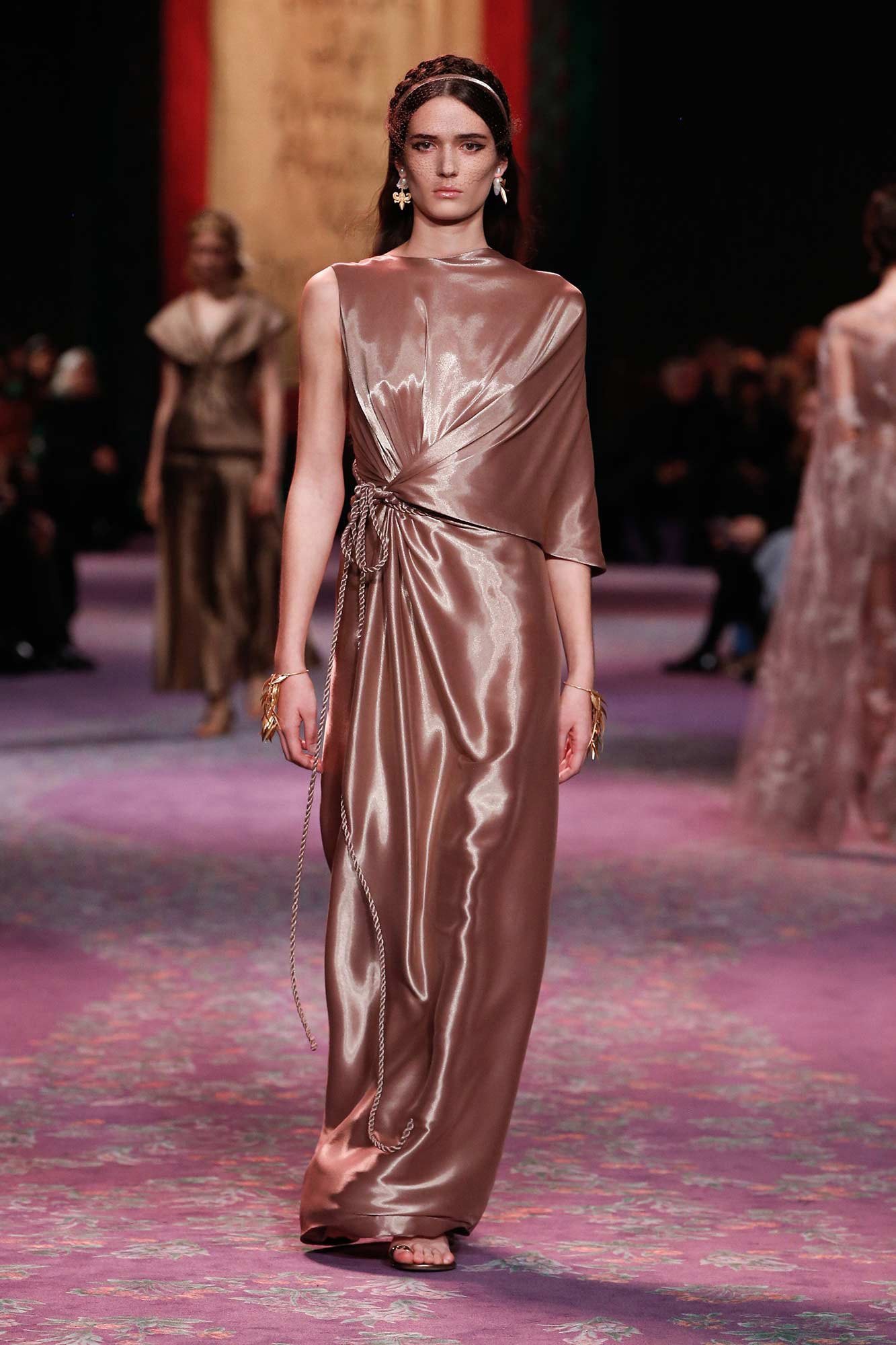 Dior Haute Couture Xuân - Hè 2020 đầm hồng metallic 54