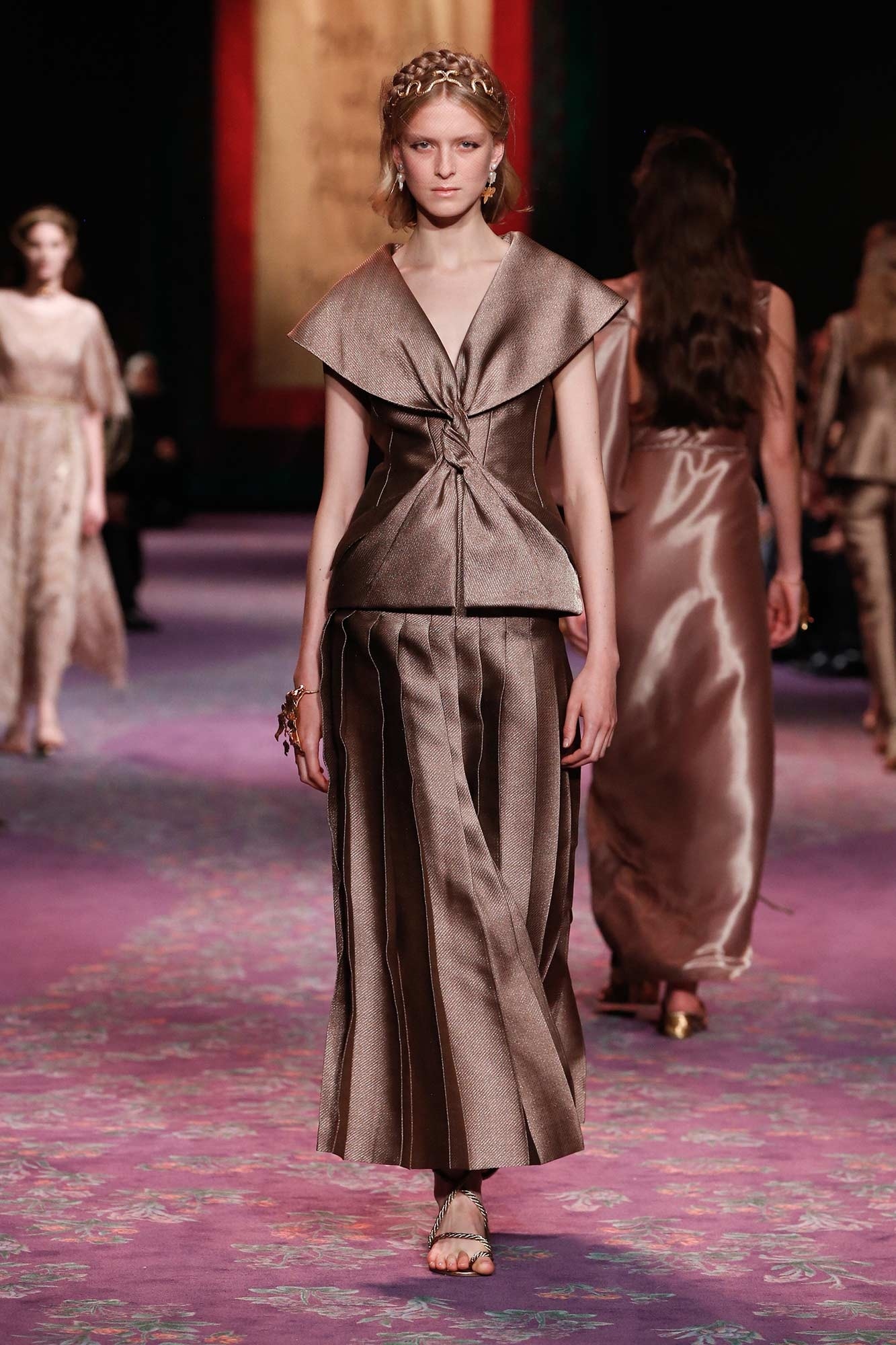 Dior Haute Couture Xuân - Hè 2020 đầm nâu thắt nơ 55