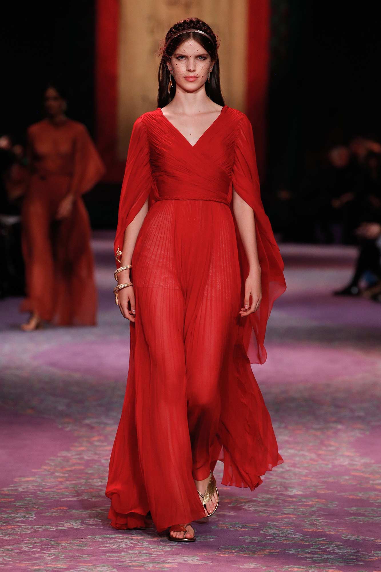 Dior Haute Couture Xuân - Hè 2020 đầm đỏ cổ chữ v 59