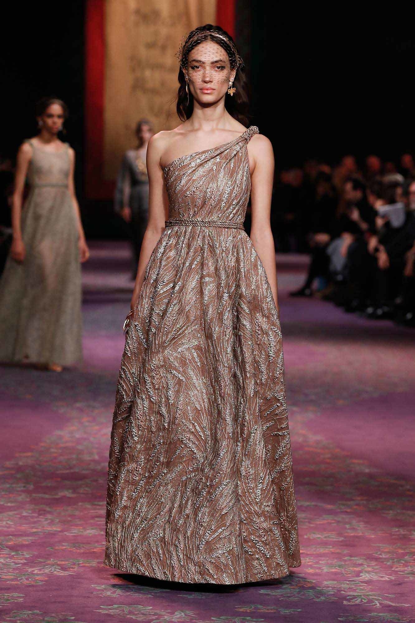 Dior Haute Couture Xuân - Hè 2020 đầm chéo vai 63