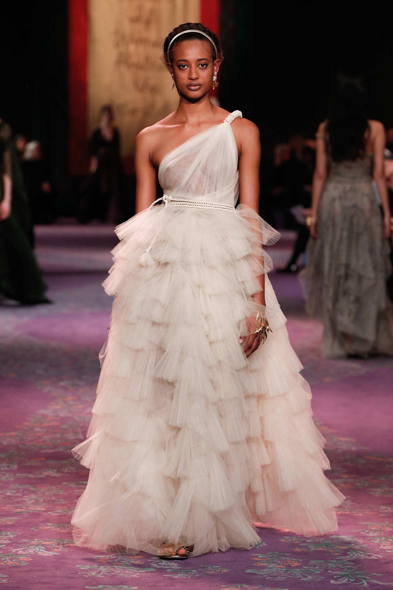 Dior Haute Couture Xuân - Hè 2020 đầm trắng lớp phồng 68