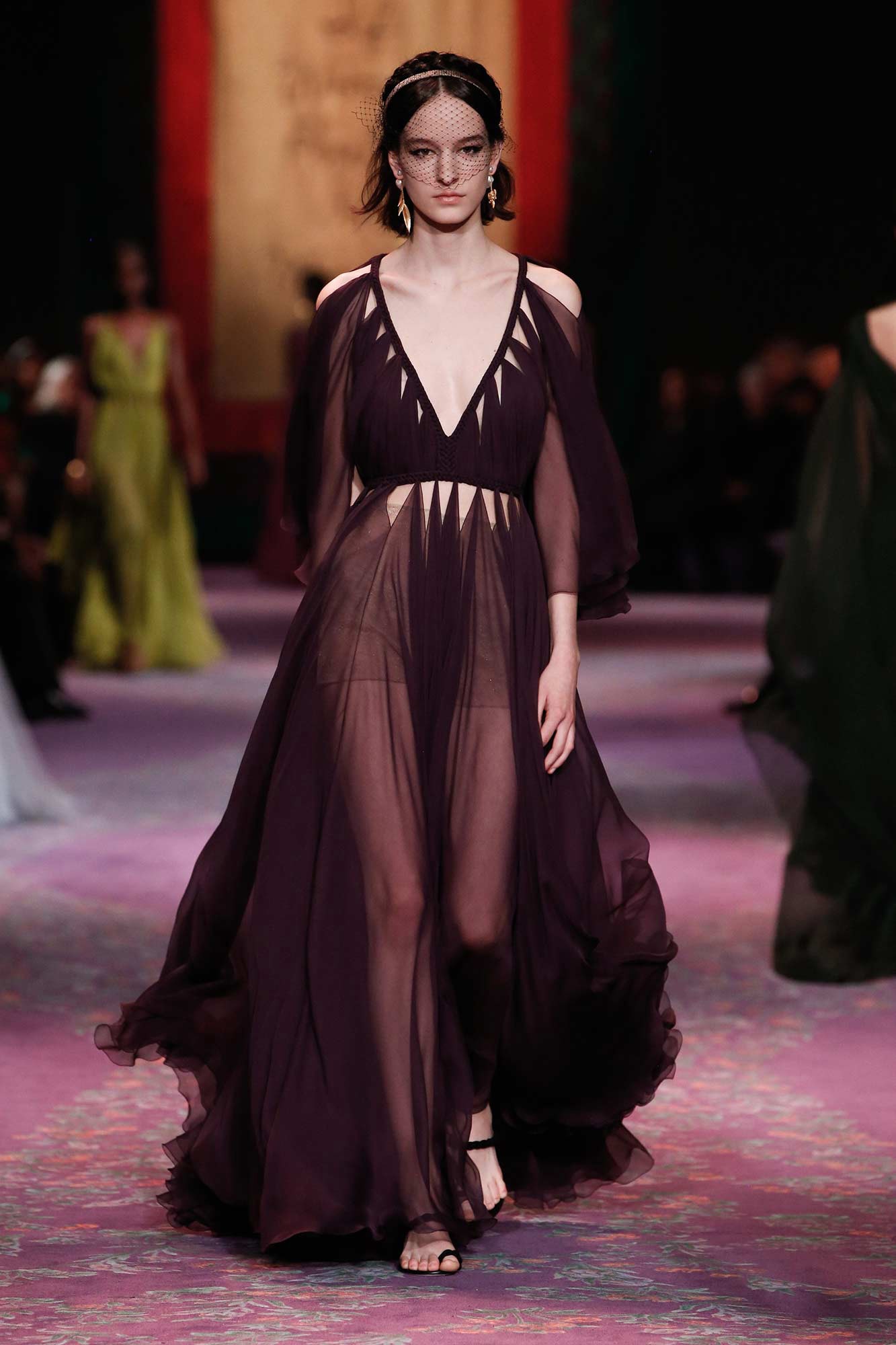 Dior Haute Couture Xuân - Hè 2020 đầm tím cổ khoét chữ v 71