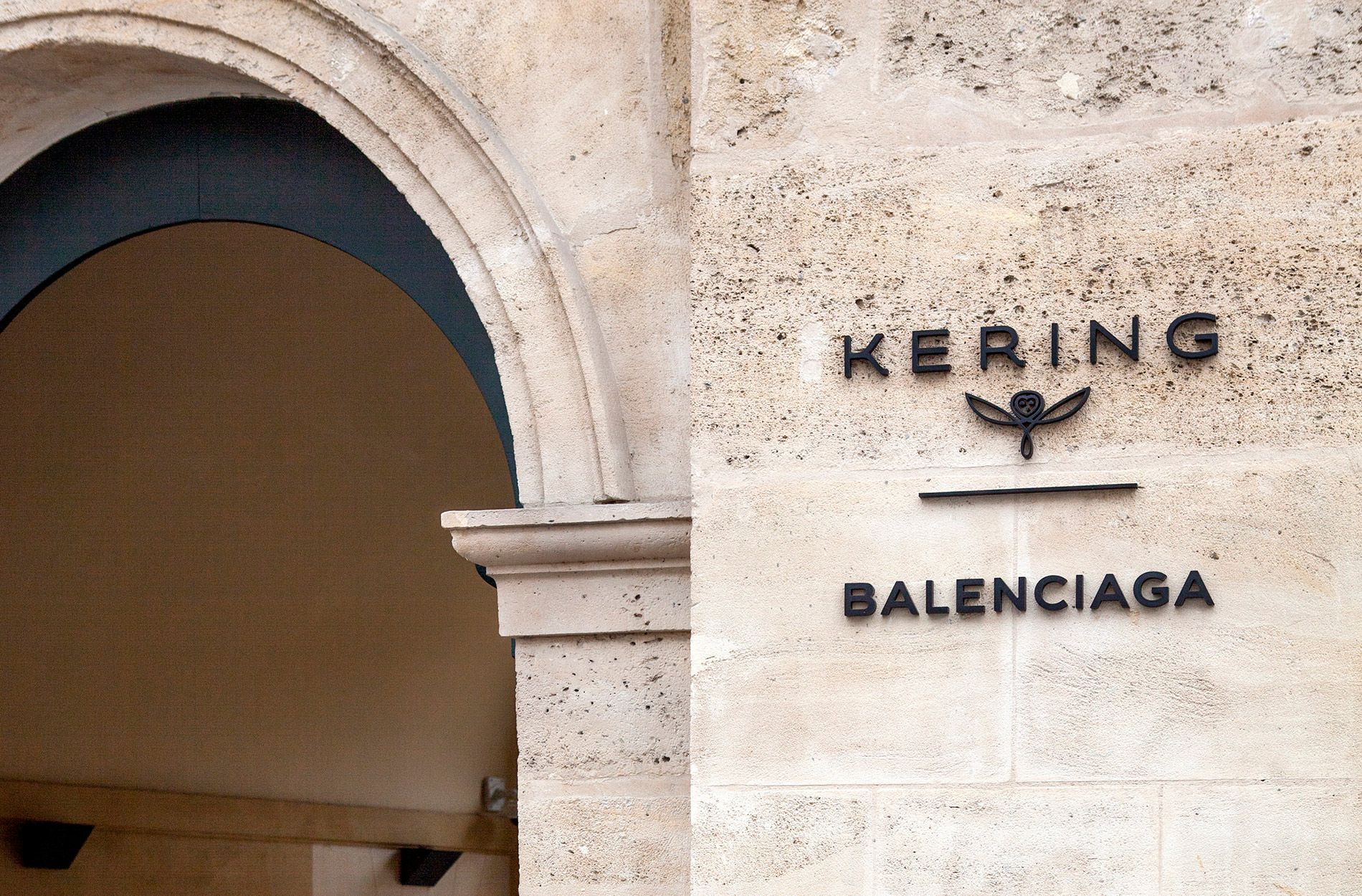 tin thời trang cổng tập đoàn kering balenciaga tại paris