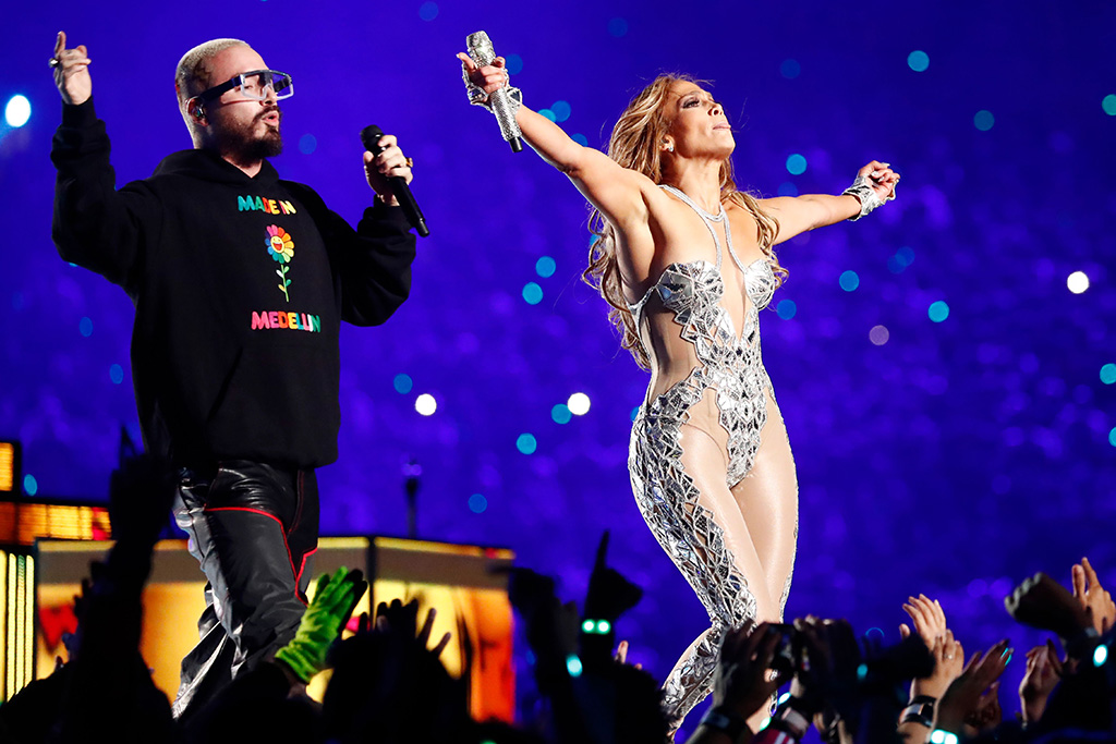 J Balvin và Jennifer Lopez trên sân khấu Super Bowl