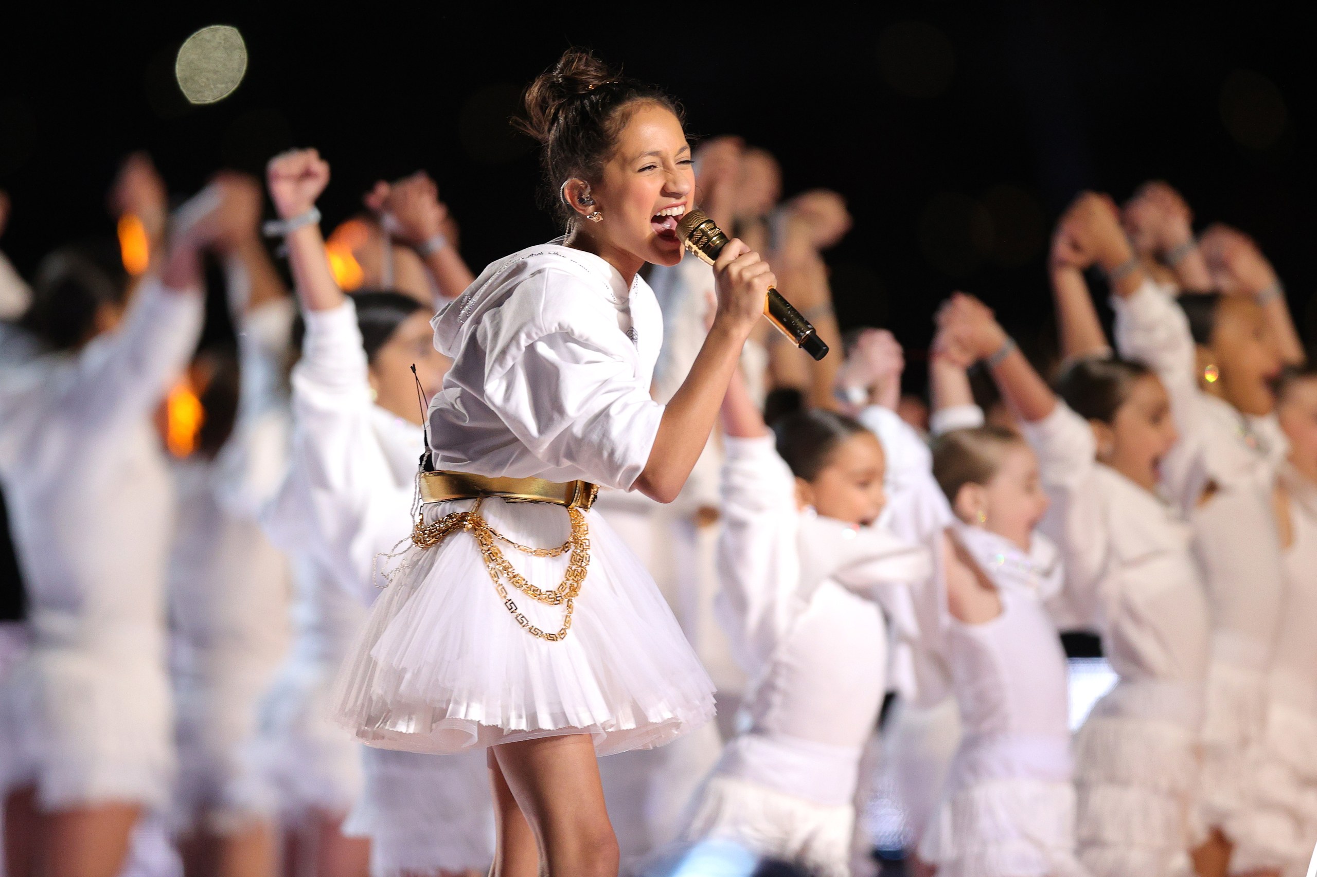 khoảnh khắc con gái Emme Muñiz của ca sĩ Jennifer Lopez xuất hiện trên sân khấu Super Bowl